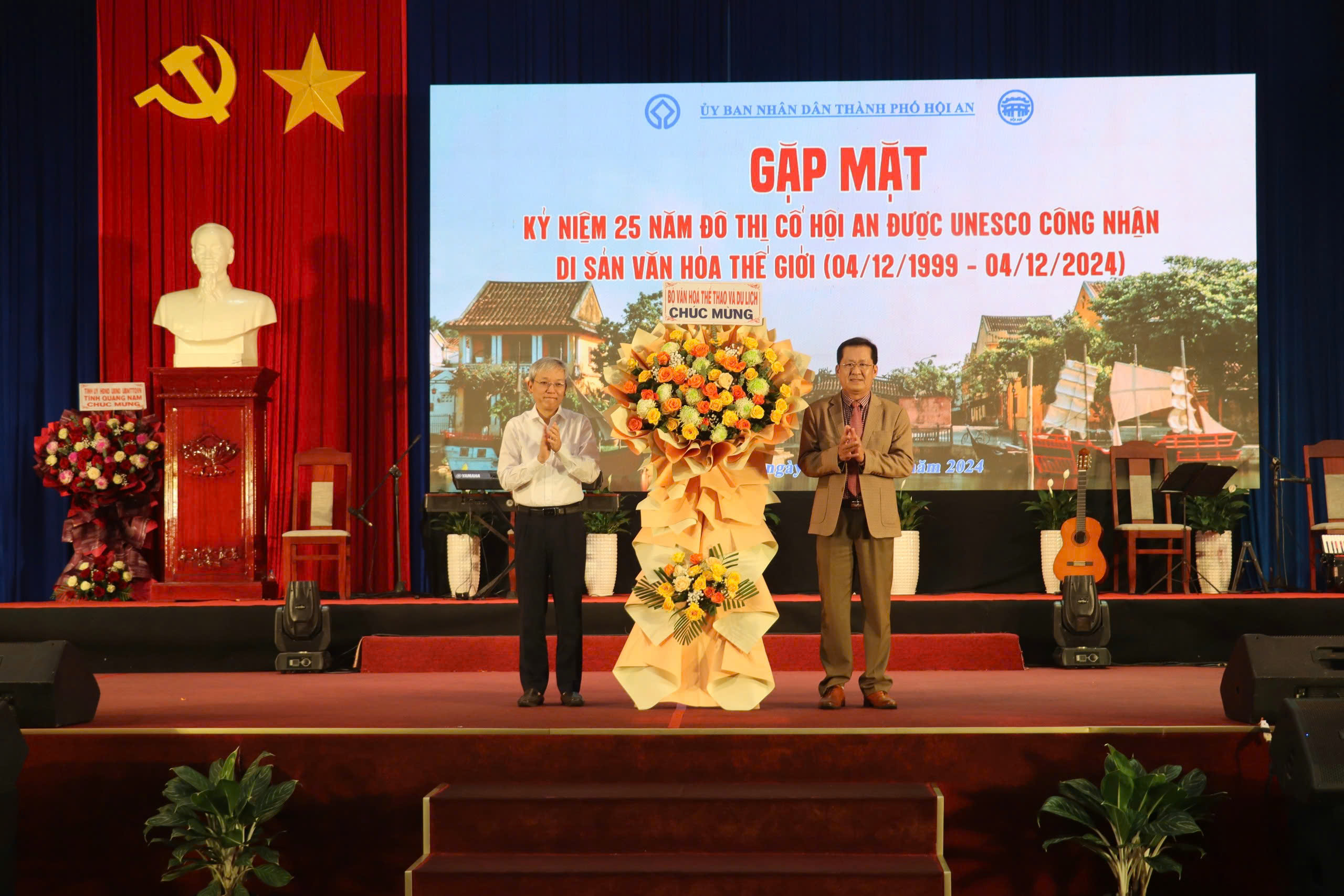 អបអរសាទរខួប ២៥ឆ្នាំ ទីក្រុងបុរាណ Hoi An ត្រូវបាន UNESCO ទទួលស្គាល់ជាបេតិកភណ្ឌវប្បធម៌ពិភពលោក - រូបថត ២. Kỷ niệm 25 năm Đô thị cổ Hội An được UNESCO công nhận Di sản văn hóa thế giới - Ảnh 2.