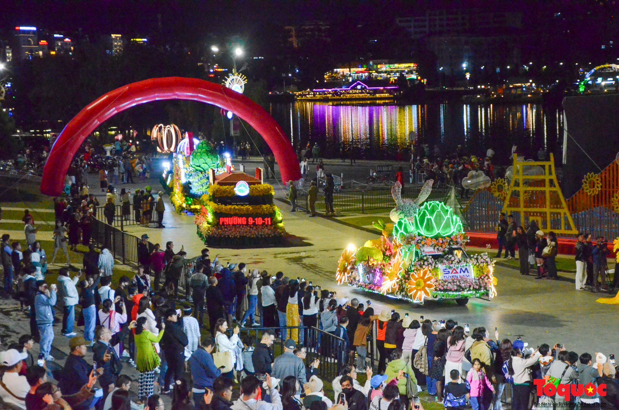 Hơn 400 người Đà Lạt diễu hành trong Festival Hoa - Ảnh 1.