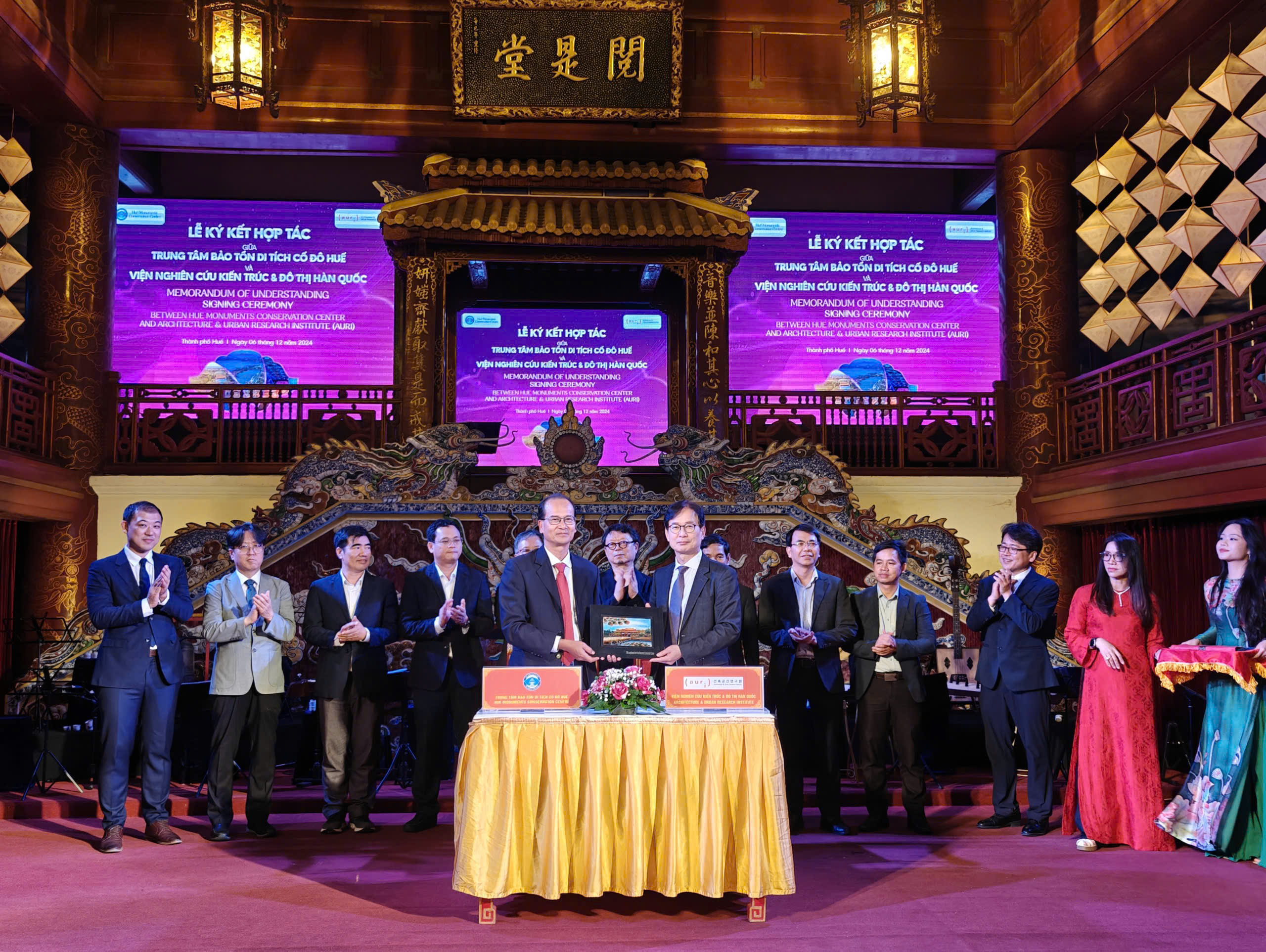 থুয়া থিয়েন হিউ ঐতিহ্যবাহী অর্থনীতি, সবুজ অর্থনীতি, ডিজিটাল অর্থনীতির উন্নয়নের সমাধান নিয়ে আলোচনা করেছেন - ছবি ৩। Thừa Thiên Huế bàn giải pháp phát triển kinh tế di sản, kinh tế xanh, kinh tế số - Ảnh 3.