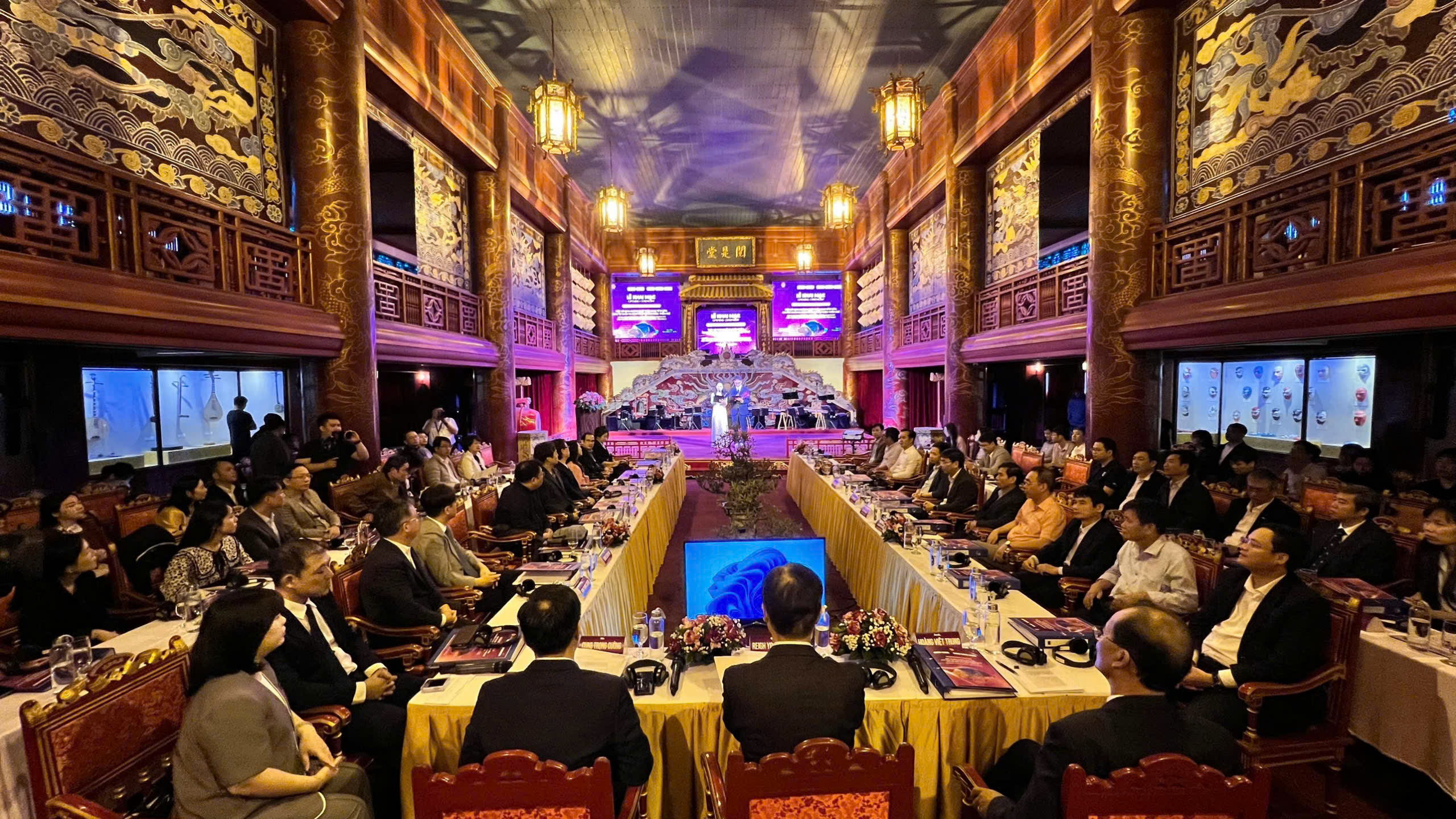 থুয়া থিয়েন হিউ ঐতিহ্যবাহী অর্থনীতি, সবুজ অর্থনীতি, ডিজিটাল অর্থনীতির উন্নয়নের সমাধান নিয়ে আলোচনা করেছেন - ছবি ১। Thừa Thiên Huế bàn giải pháp phát triển kinh tế di sản, kinh tế xanh, kinh tế số - Ảnh 1.