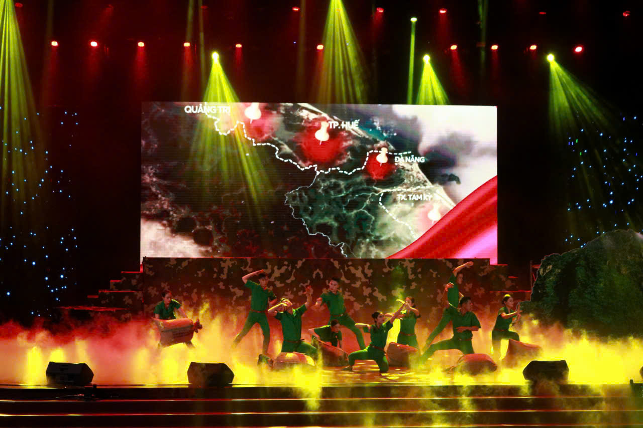Emocionante Festival de Artes de Massa das Forças Armadas da Cidade de Da Nang 2024 - Foto 1. Sôi nổi Liên hoan nghệ thuật quần chúng lực lượng vũ trang thành phố Đà Nẵng năm 2024 - Ảnh 1.