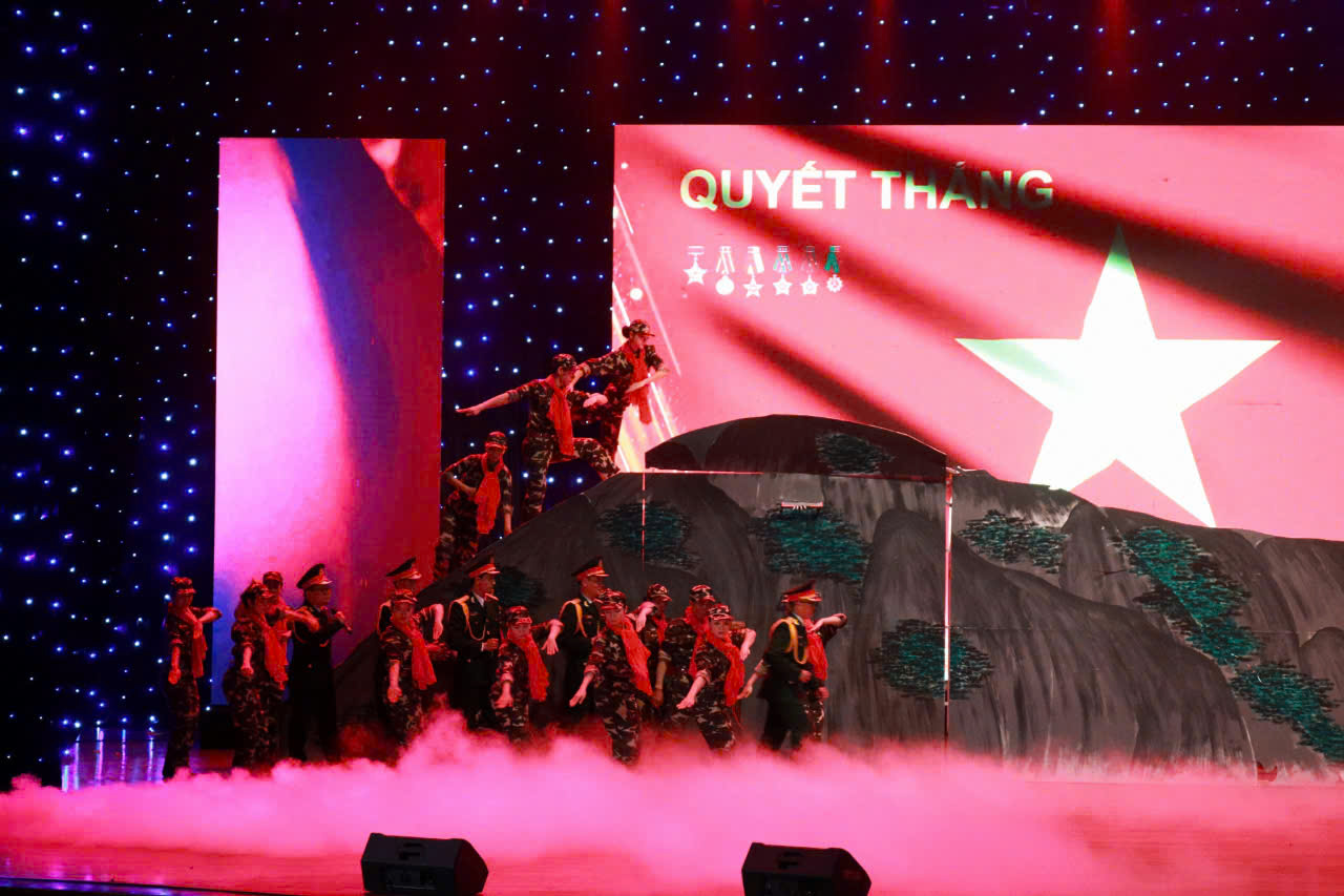 Emocionante Festival de Artes de Massa das Forças Armadas da Cidade de Da Nang 2024 - Foto 2. Sôi nổi Liên hoan nghệ thuật quần chúng lực lượng vũ trang thành phố Đà Nẵng năm 2024 - Ảnh 2.