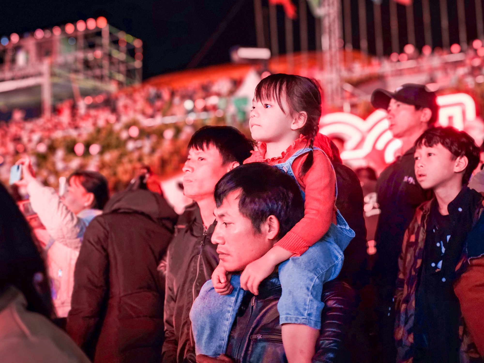 Ο κόσμος συνέρρευσε για να παρακολουθήσει το καλλιτεχνικό πρόγραμμα δίπλα στη λίμνη Xuan Huong - Φωτογραφία 3. Người dân đổ về xem chương trình nghệ thuật bên hồ Xuân Hương - Ảnh 3.