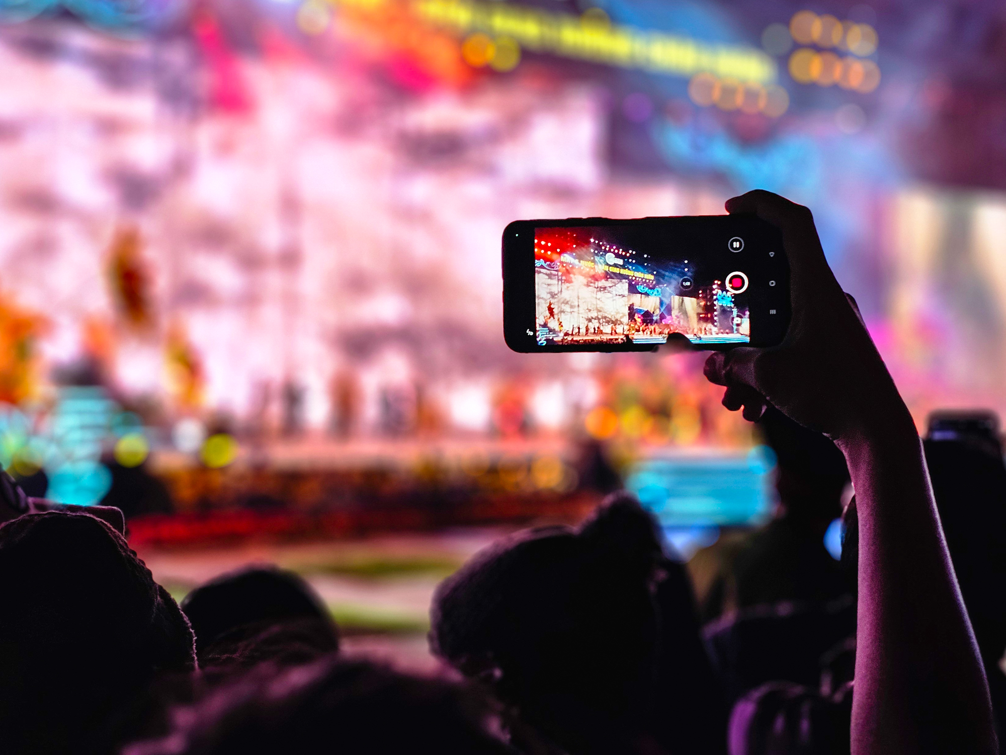 Ο κόσμος συνέρρευσε για να παρακολουθήσει το καλλιτεχνικό πρόγραμμα δίπλα στη λίμνη Xuan Huong - Φωτογραφία 4. Người dân đổ về xem chương trình nghệ thuật bên hồ Xuân Hương - Ảnh 4.