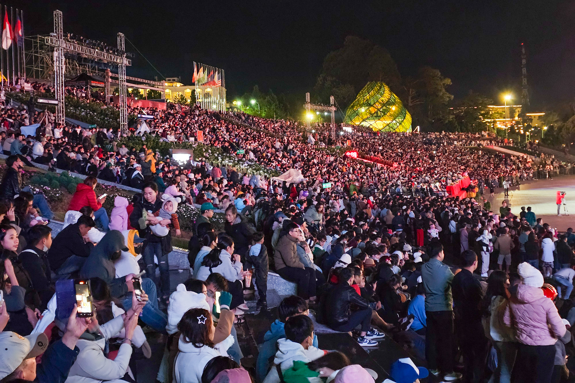 Ο κόσμος συνέρρευσε για να παρακολουθήσει το καλλιτεχνικό πρόγραμμα δίπλα στη λίμνη Xuan Huong - Φωτογραφία 1. Người dân đổ về xem chương trình nghệ thuật bên hồ Xuân Hương - Ảnh 1.