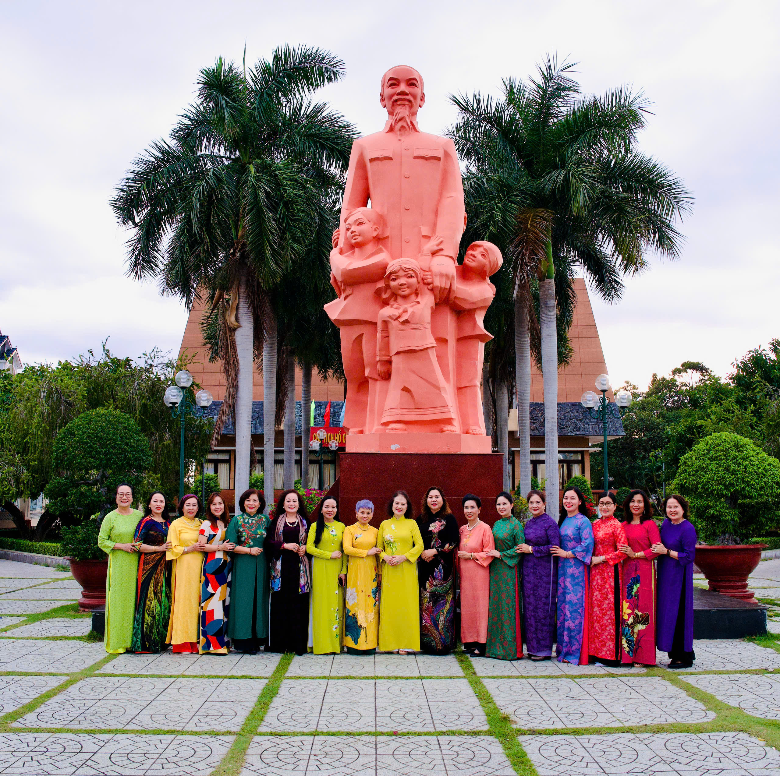 Peluncuran Klub Warisan Ao Dai Vietnam di provinsi Binh Thuan - Foto 5. Ra mắt CLB Di sản Áo dài Việt Nam tỉnh Bình Thuận  - Ảnh 5.