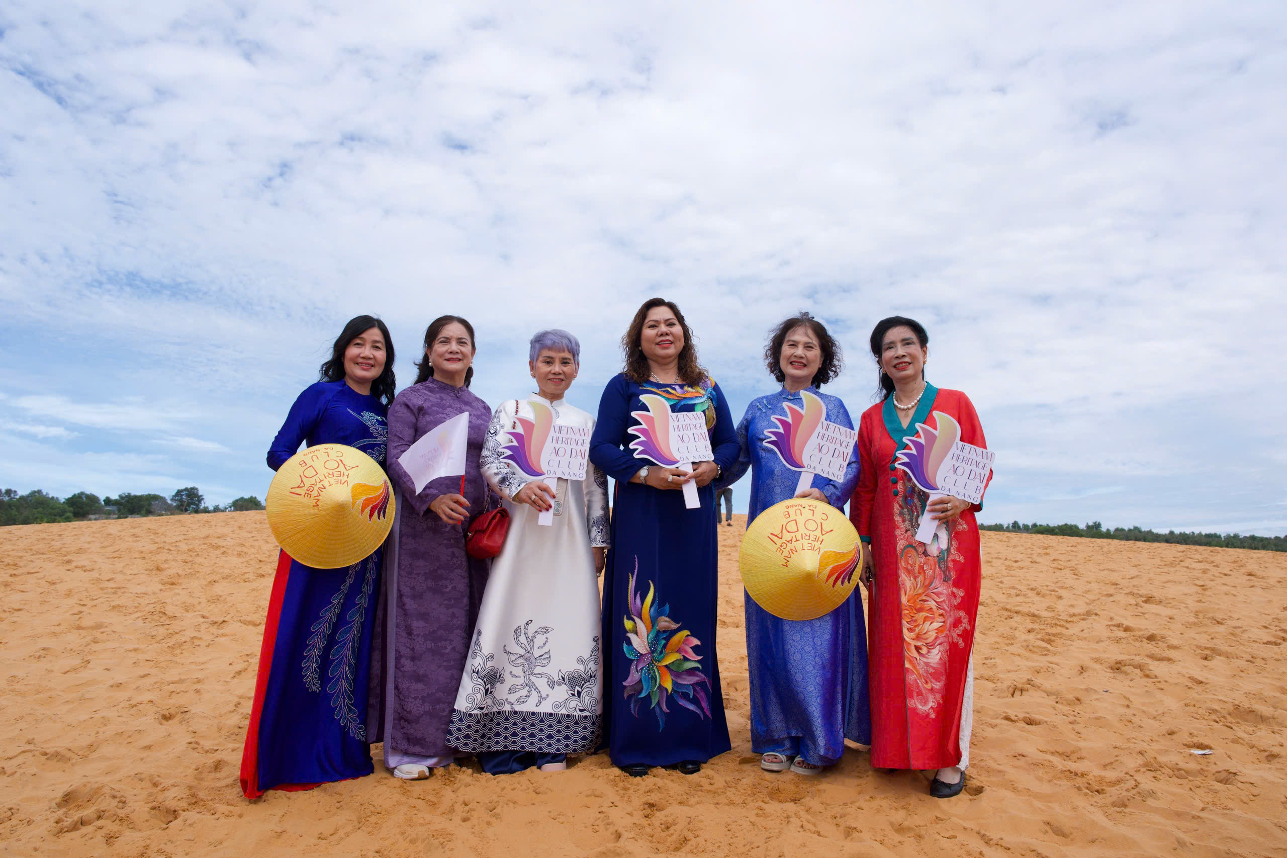 Peluncuran Klub Warisan Ao Dai Vietnam di provinsi Binh Thuan - Foto 6. Ra mắt CLB Di sản Áo dài Việt Nam tỉnh Bình Thuận  - Ảnh 6.