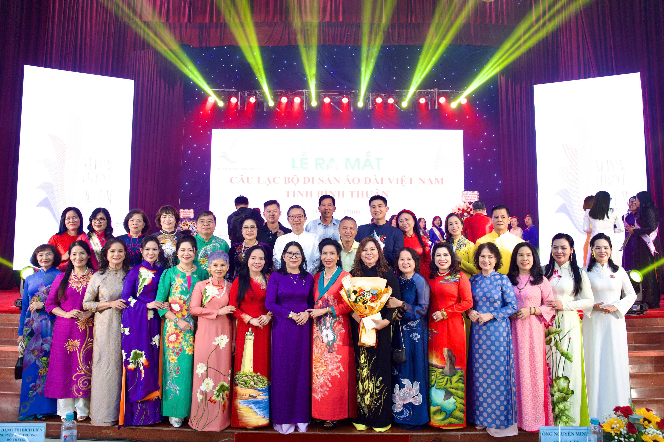 Peluncuran Klub Warisan Ao Dai Vietnam di provinsi Binh Thuan - Foto 1. Ra mắt CLB Di sản Áo dài Việt Nam tỉnh Bình Thuận  - Ảnh 1.
