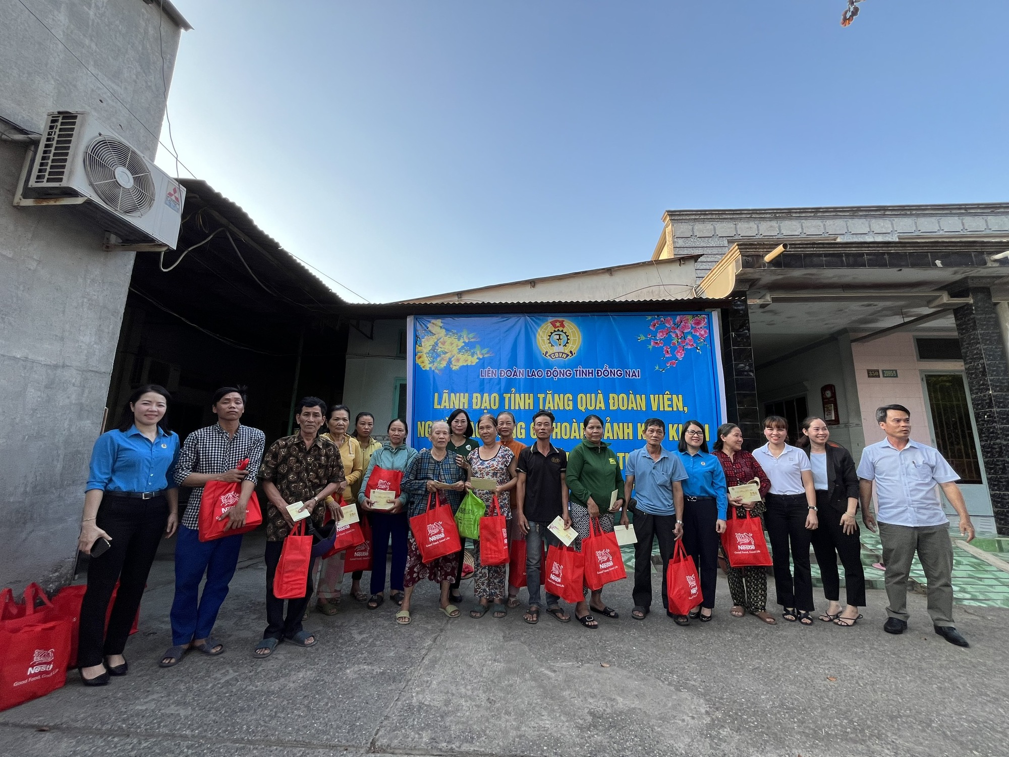 Nestlé Việt Nam tặng gần 6.000 phần quà cho các gia đình có hoàn cảnh khó khăn nhân dịp Tết Nguyên đán - Ảnh 1.