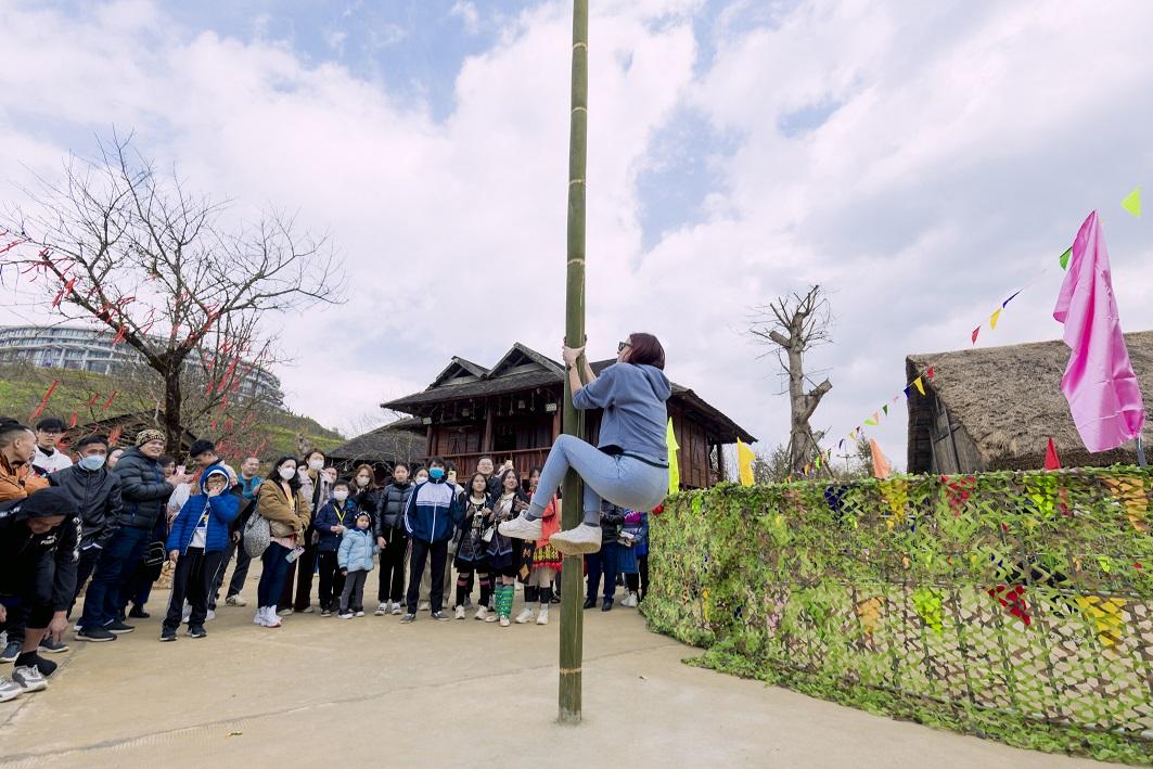 Sa Pa: Du khách thích thú bắt dê, leo cột mỡ tại Hội Xuân Mở Cổng trời - Ảnh 7.