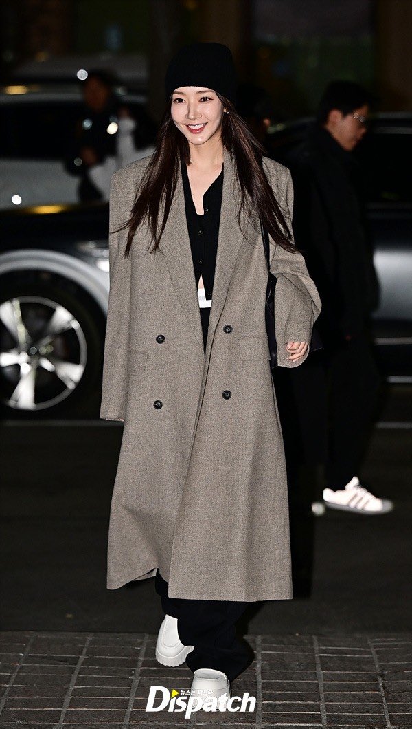 Hai kiểu áo khoác đơn giản giúp Park Min Young mặc đẹp trong mọi hoàn cảnh - Ảnh 2.