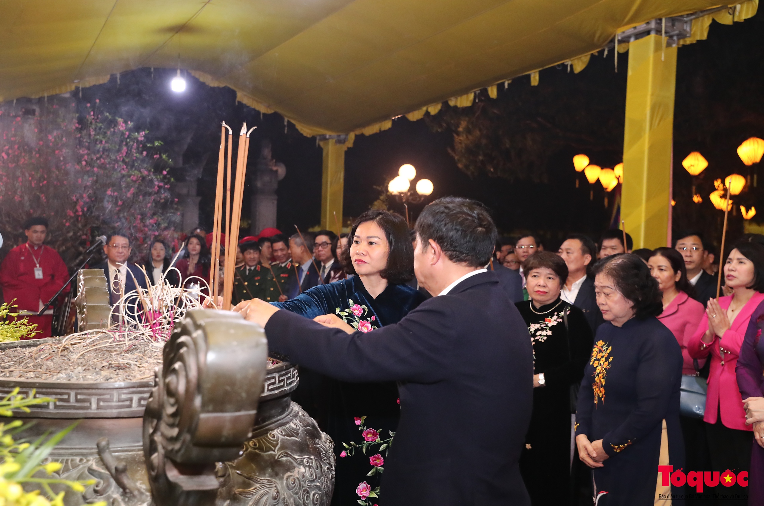 Lãnh đạo đại biểu Đảng, Nhà nước, TP Hà Nội dâng hương tưởng nhớ Hai Bà Trưng - Ảnh 9.
