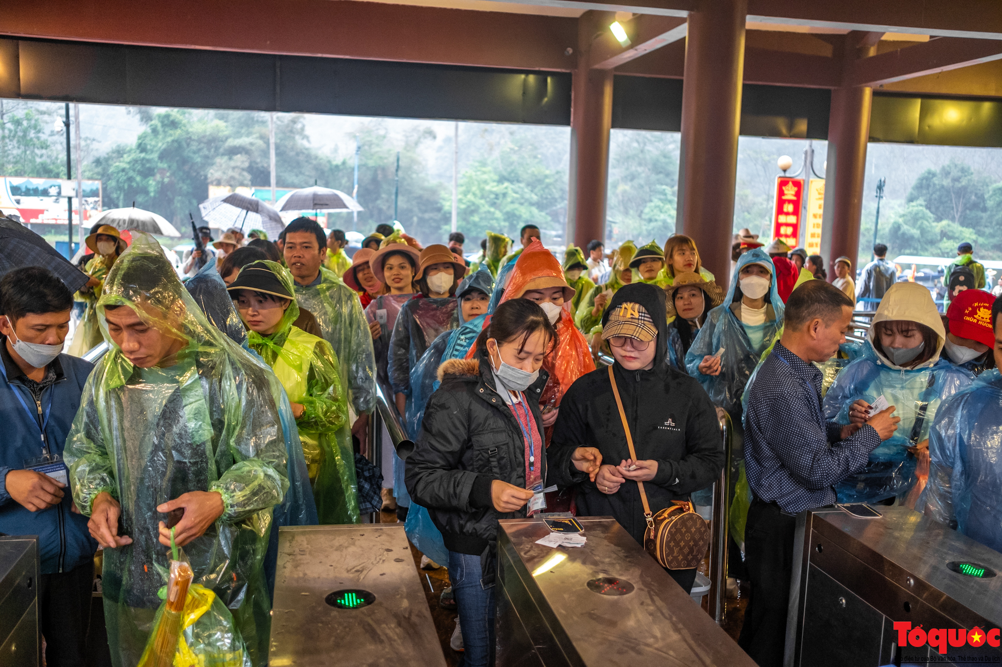 Du khách hành hương đội mưa về khai hội chùa Hương - Ảnh 4.