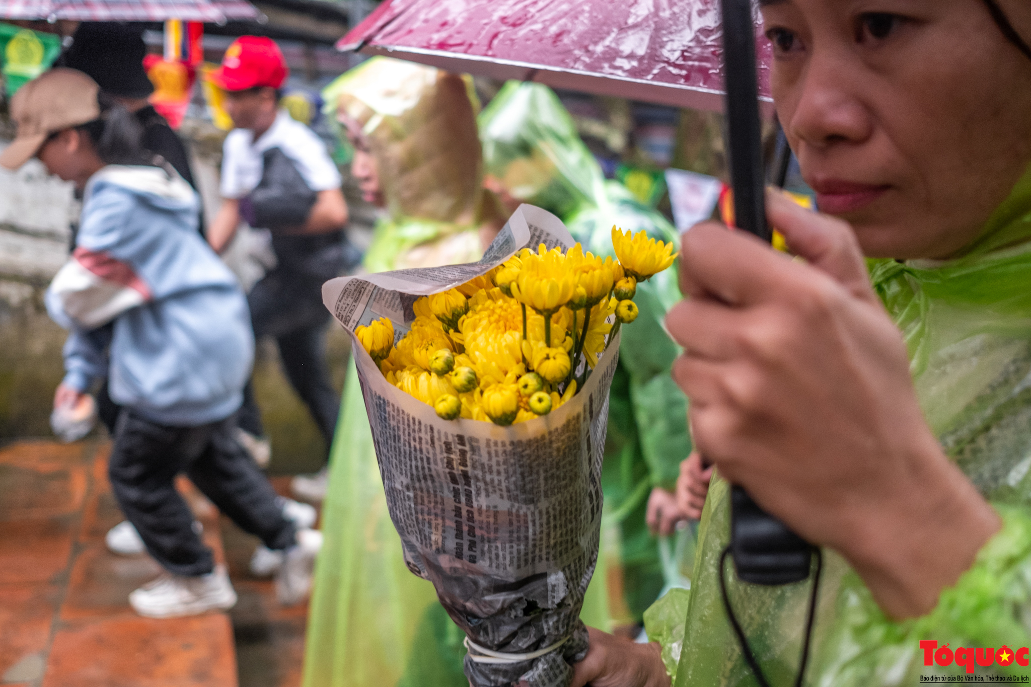 Du khách hành hương đội mưa về khai hội chùa Hương - Ảnh 6.