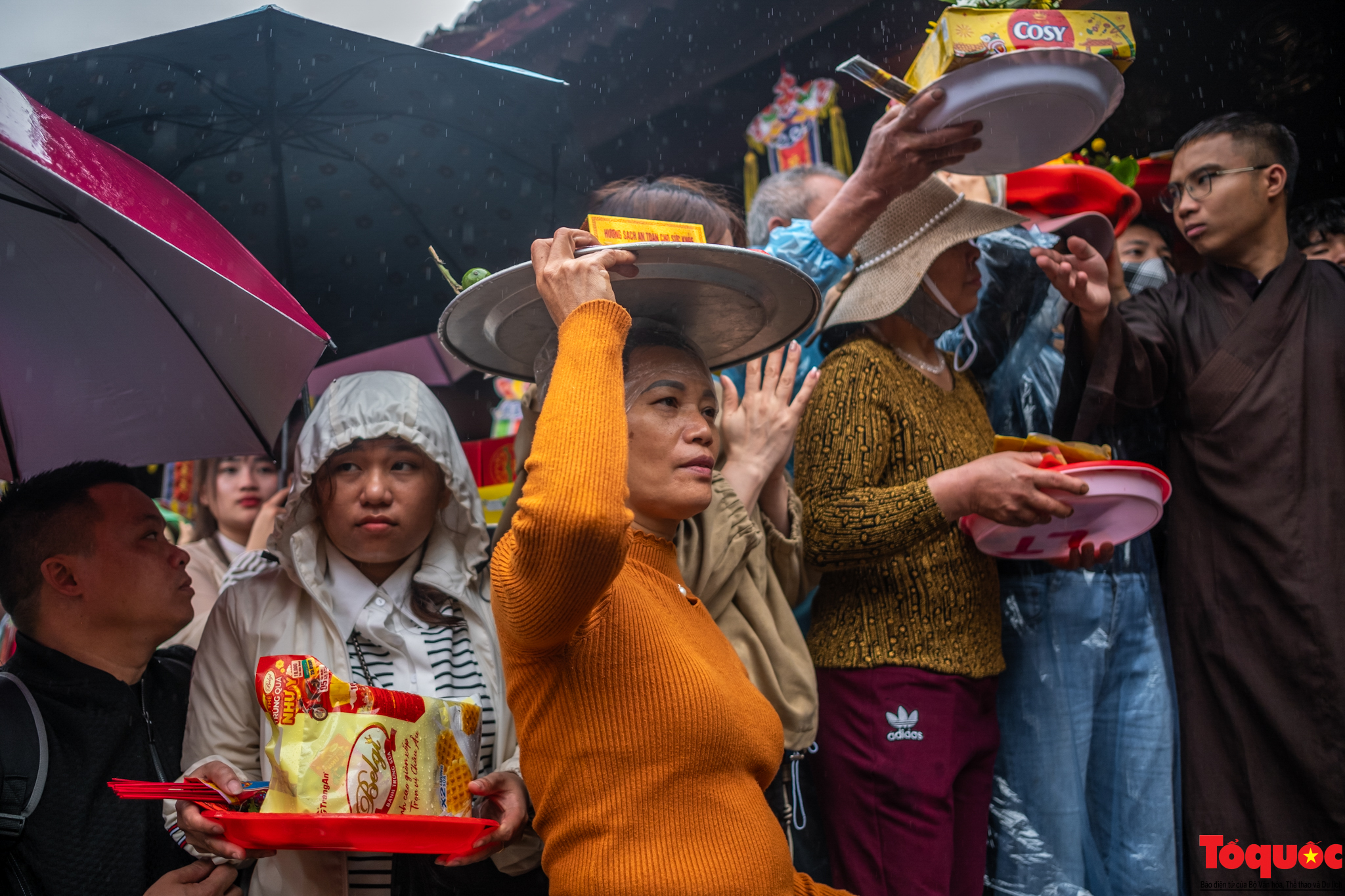 Du khách hành hương đội mưa về khai hội chùa Hương - Ảnh 5.