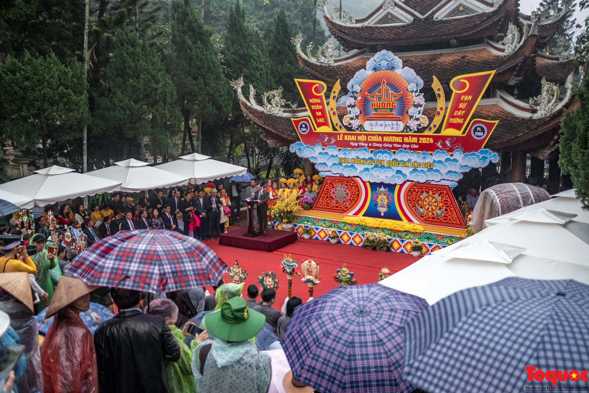 Du khách hành hương đội mưa về khai hội chùa Hương - Ảnh 7.
