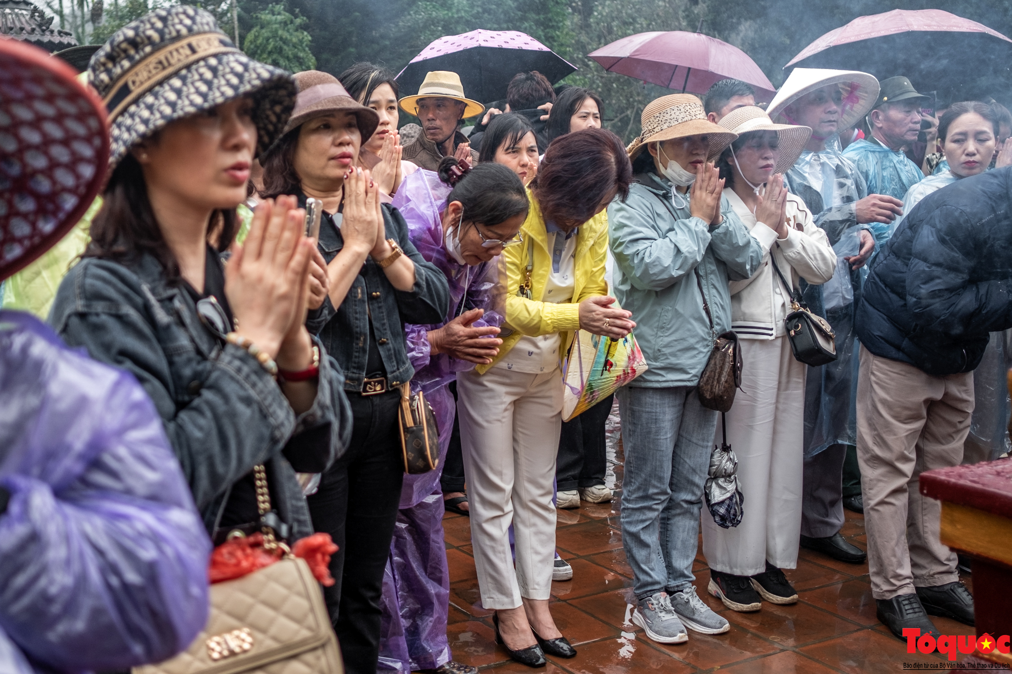 Du khách hành hương đội mưa về khai hội chùa Hương - Ảnh 11.