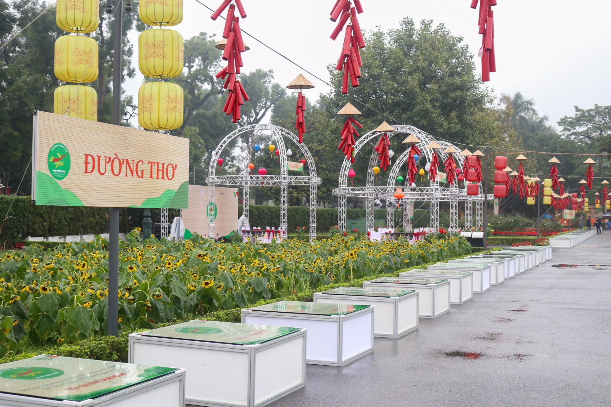 Vietnami Költészet Napja 2024: A nemzeti egység tisztelete - 3. kép. Ngày thơ Việt Nam 2024: Tôn vinh khối đại đoàn kết dân tộc - Ảnh 3.