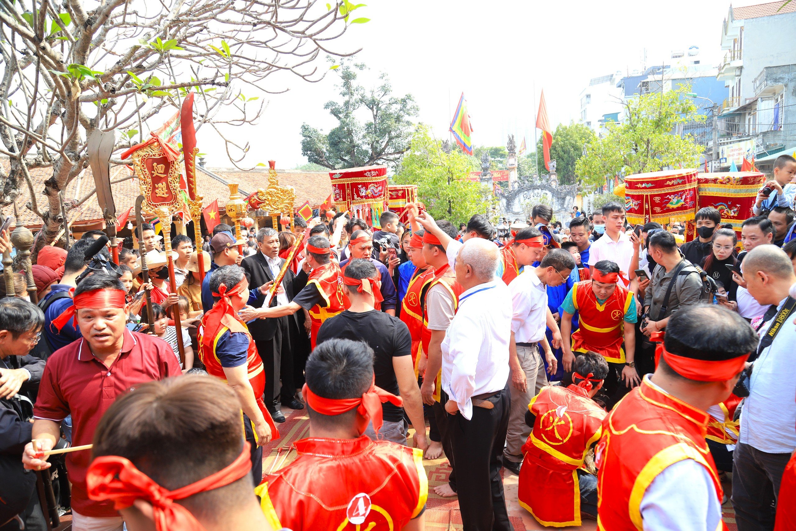 Sáng sớm ngày 17/2, rất đông người dân địa phương và du khách thập phương đã có mặt tại đình Thị Cấm để chuẩn bị cho lễ hội.