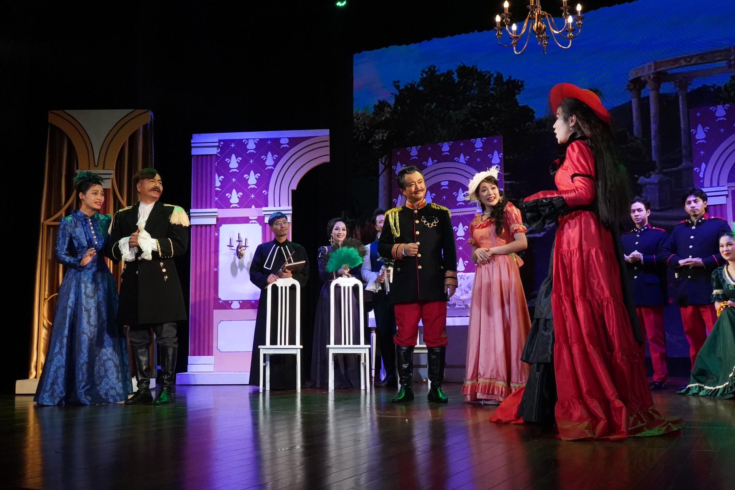 O Teatro Dramático do Vietnã abre a primavera com a obra-prima  Nhà hát Kịch Việt Nam khai xuân với kiệt tác Ả cave nhà hàng Maxim - Ảnh 2.