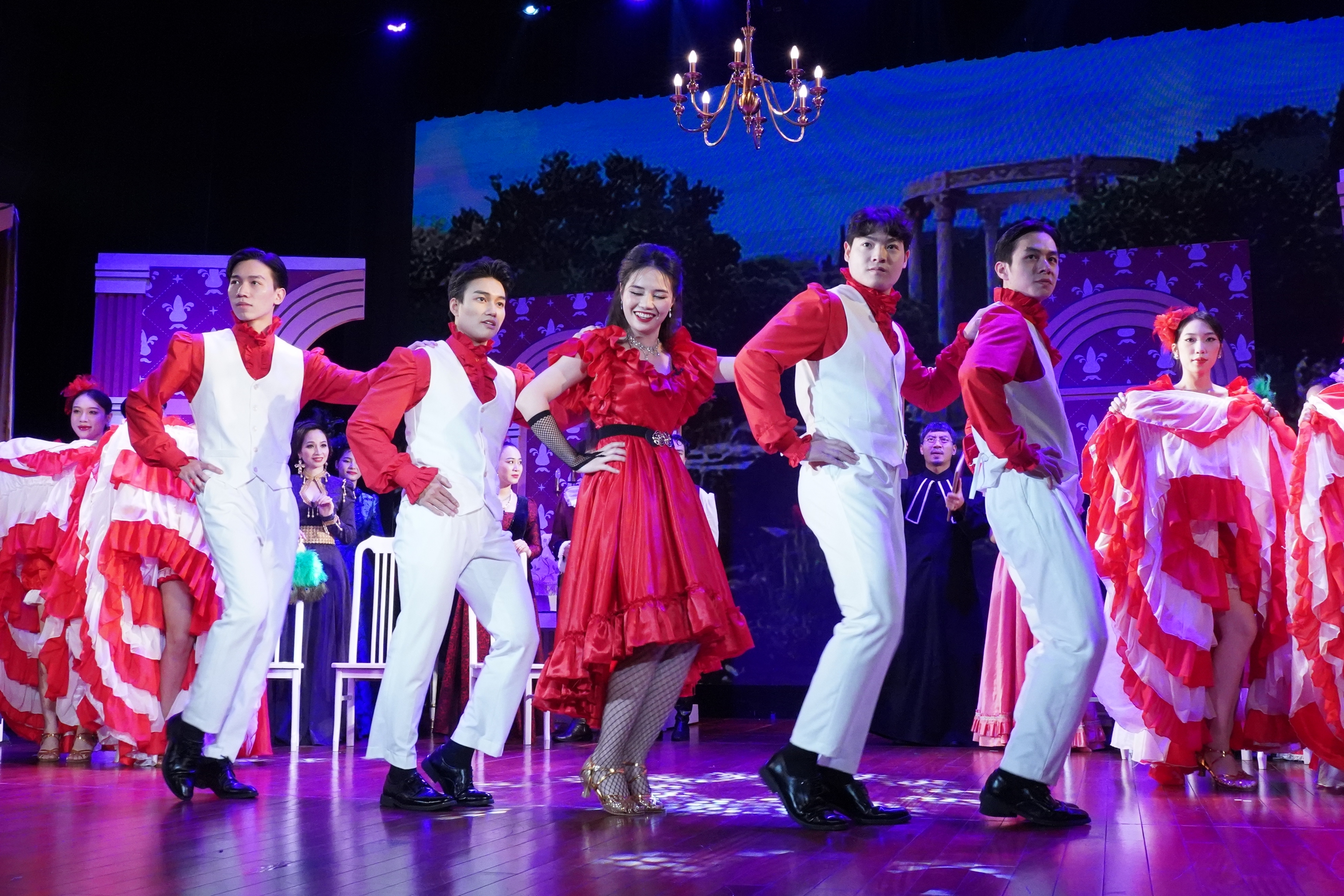 O Teatro Dramático do Vietnã abre a primavera com a obra-prima  Nhà hát Kịch Việt Nam khai xuân với kiệt tác Ả cave nhà hàng Maxim - Ảnh 3.