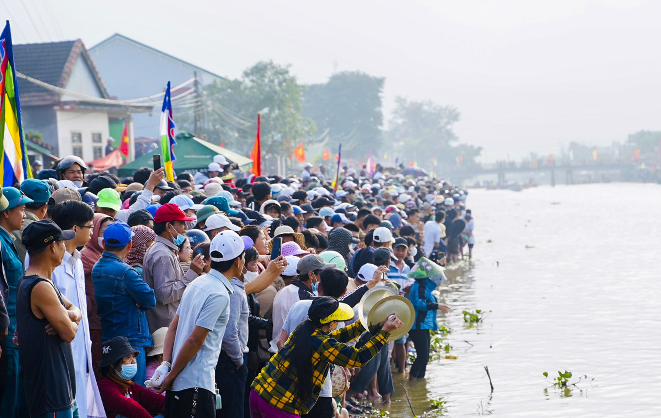 Từng bừng giải đua trải truyền thống trên sông Lợi Nông - Ảnh 15.