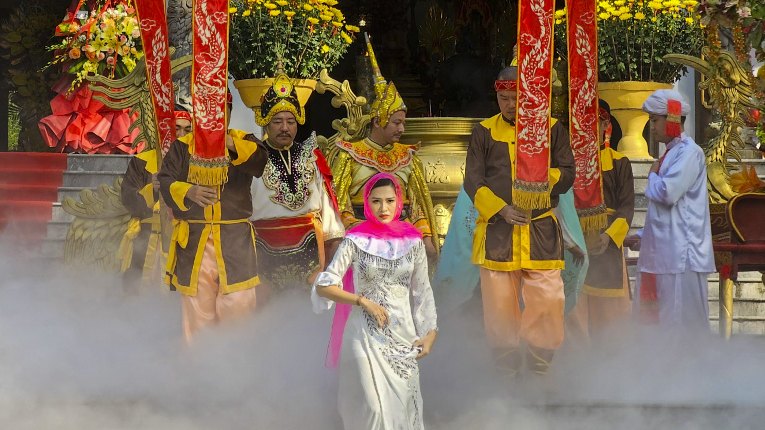 تعداد زیادی از مردم در مراسم افتتاحیه معبد هوین تران در سال ۲۰۲۴ شرکت کردند - عکس ۲. Đông đảo người dân dự khai hội đền Huyền Trân năm 2024 - Ảnh 2.