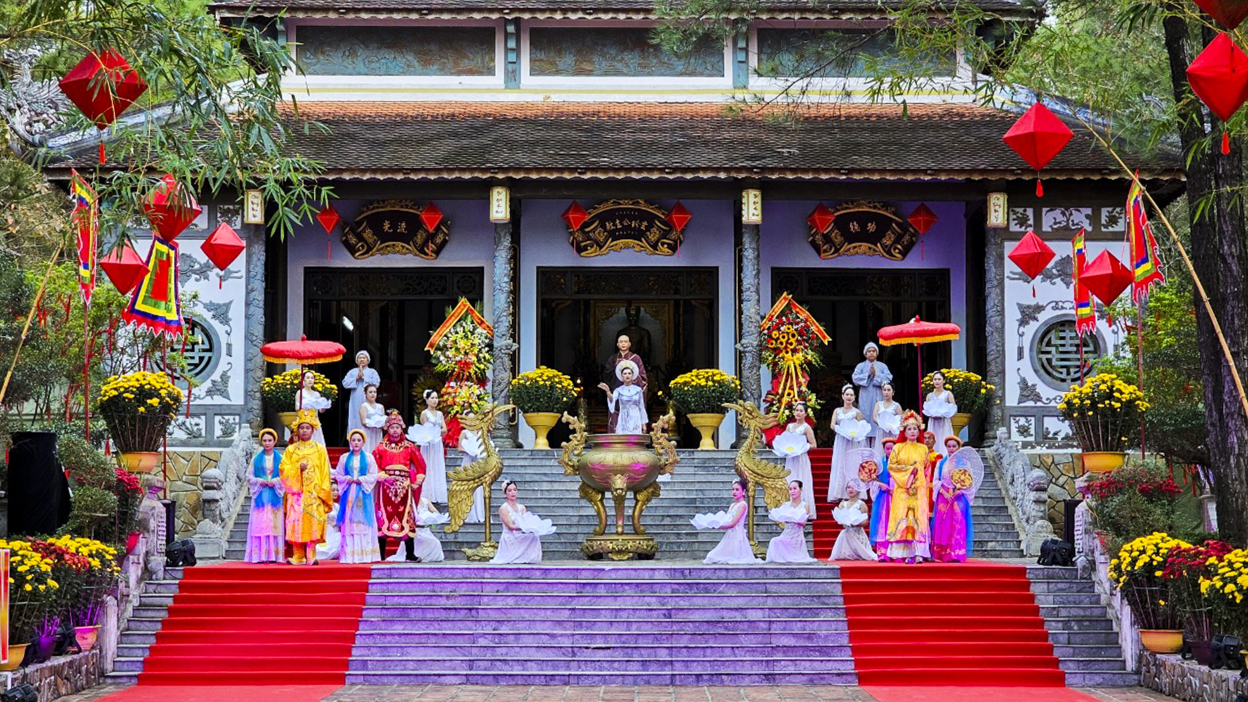 تعداد زیادی از مردم در مراسم افتتاحیه معبد هوین تران در سال ۲۰۲۴ شرکت کردند - عکس ۱. Đông đảo người dân dự khai hội đền Huyền Trân năm 2024 - Ảnh 1.