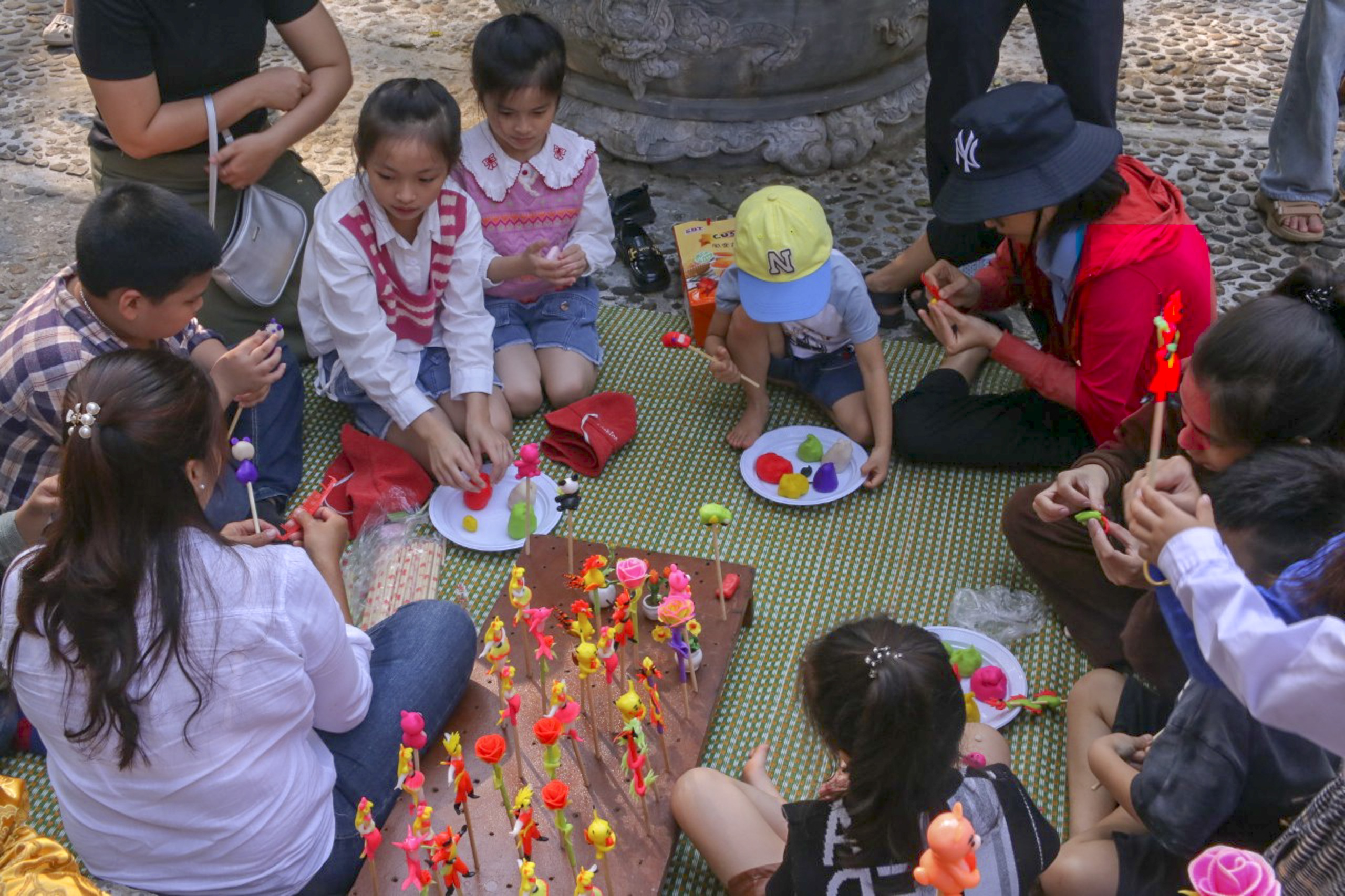 تعداد زیادی از مردم در مراسم افتتاحیه معبد هوین تران در سال ۲۰۲۴ شرکت کردند - عکس ۶. Đông đảo người dân dự khai hội đền Huyền Trân năm 2024 - Ảnh 6.