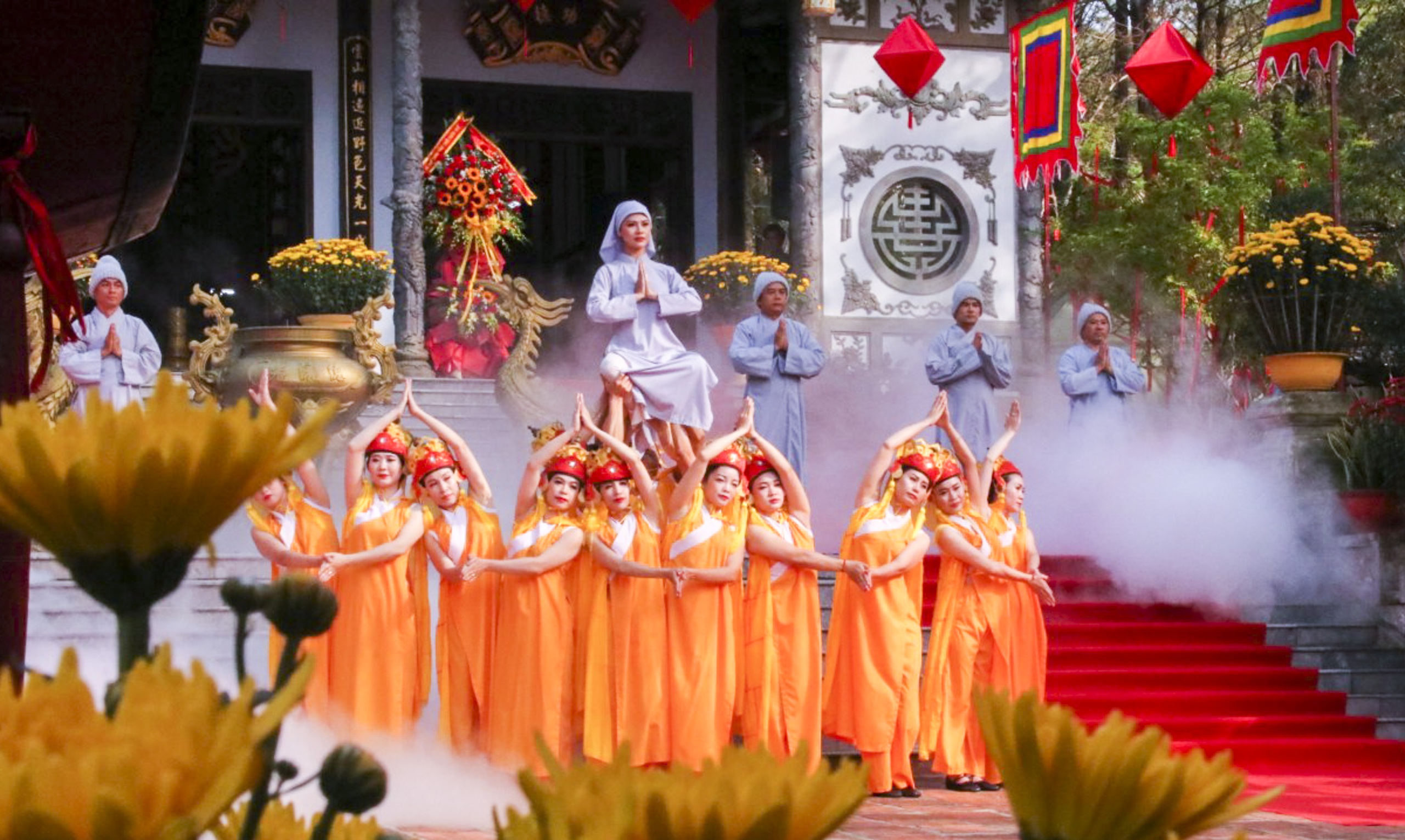 تعداد زیادی از مردم در مراسم افتتاحیه معبد هوین تران در سال ۲۰۲۴ شرکت کردند - عکس ۳. Đông đảo người dân dự khai hội đền Huyền Trân năm 2024 - Ảnh 3.