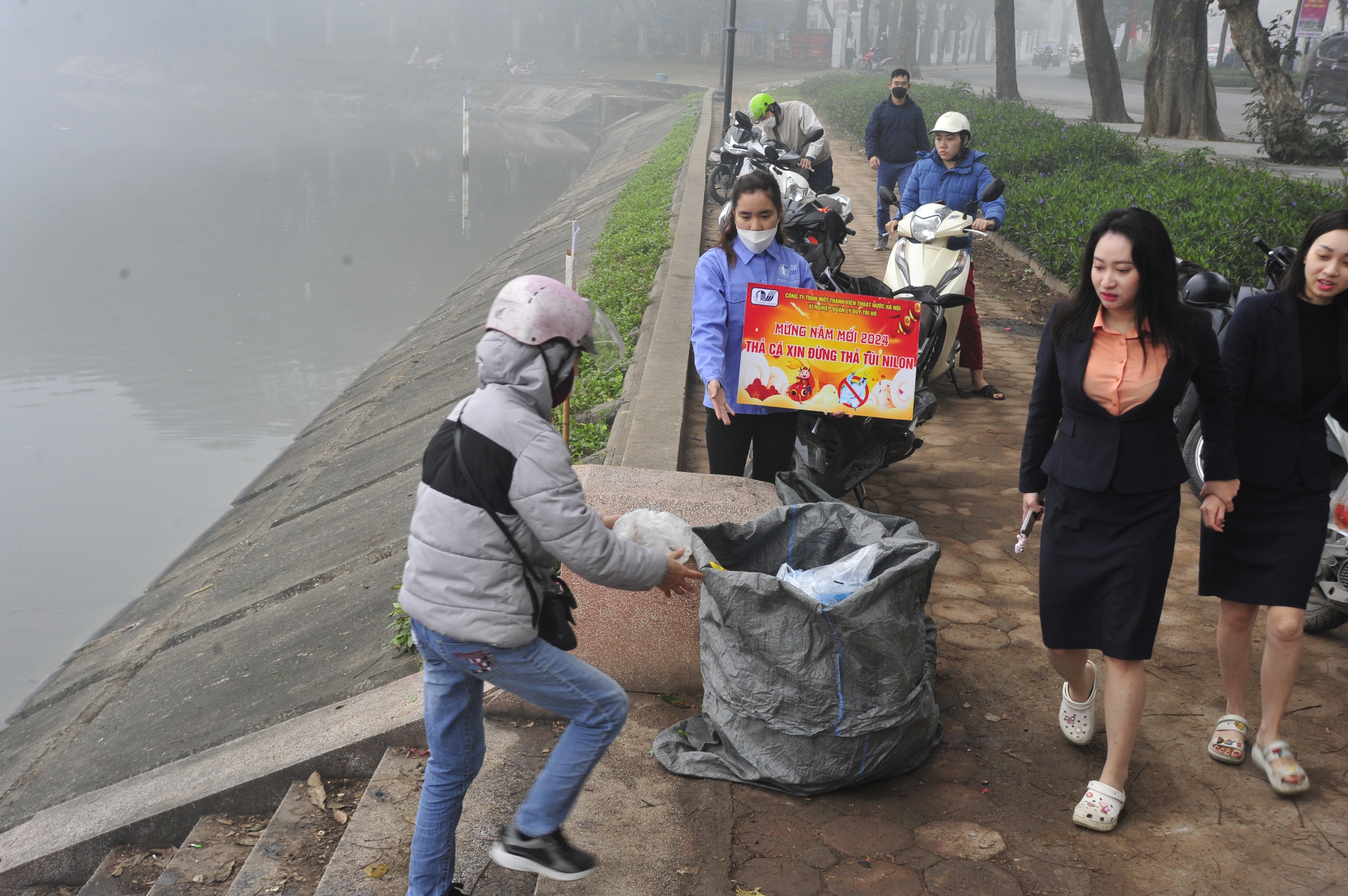 Để bảo vệ môi trường, nhiều cán bộ, công nhân môi trường cũng có mặt từ sáng sớm để thu gom, nhắc nhở người dân cùng chung tay đẩy lùi rác thải. Để bảo vệ môi trường, nhiều cán bộ, công nhân môi trường cũng có mặt từ sáng sớm để thu gom, nhắc nhở người dân cùng chung tay đẩy lùi rác thải.