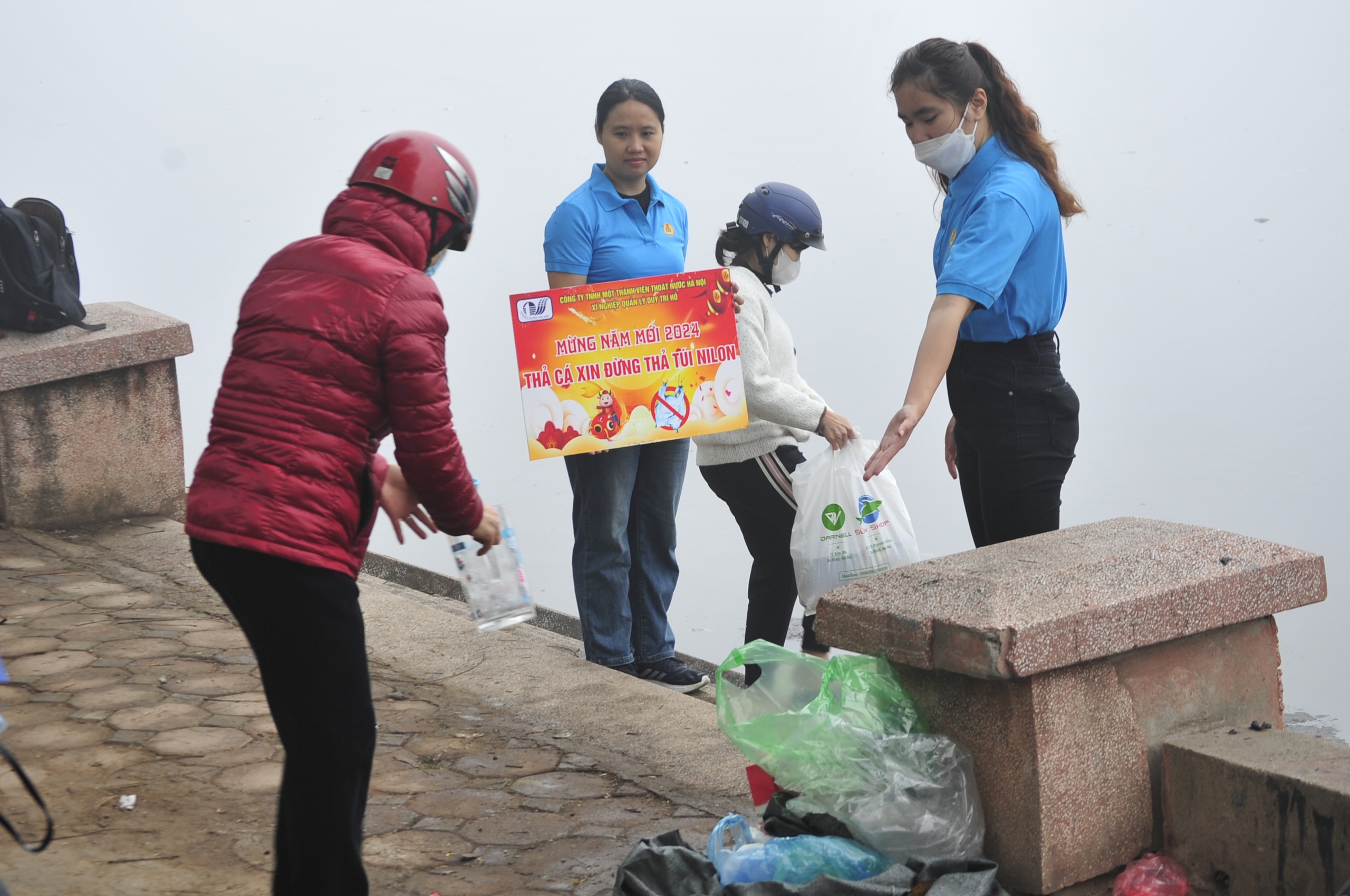 Theo chị Vân, đơn vị huy động các bộ phận làm việc từ sớm, công nhân thu gom vớt rác và đoàn thanh niên tham gia công việc hướng dẫn người dân. Theo chị Vân, đơn vị huy động các bộ phận làm việc từ sớm, công nhân thu gom vớt rác và đoàn thanh niên tham gia công việc hướng dẫn người dân.