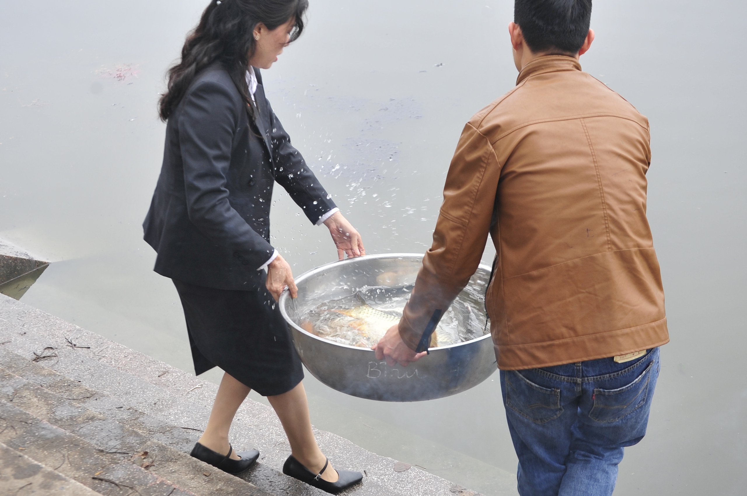 Nhiều người thả cá to để đảm bảo sức sống của cá được bền lâu Nhiều người thả cá to để đảm bảo sức sống của cá được bền lâu