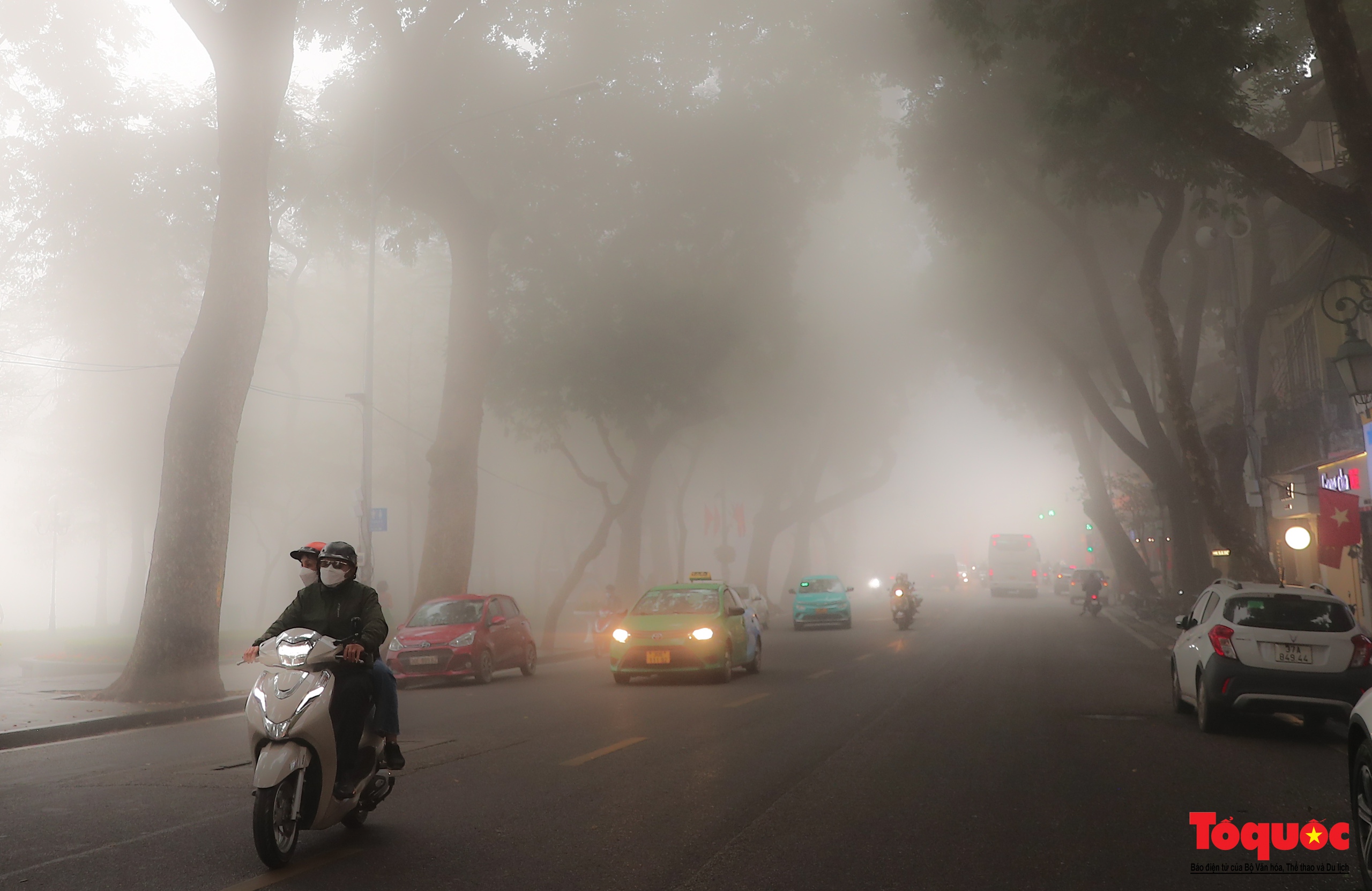 Du khách thích thú với sương mù dày đặc ở Hà Nội - Ảnh 2.