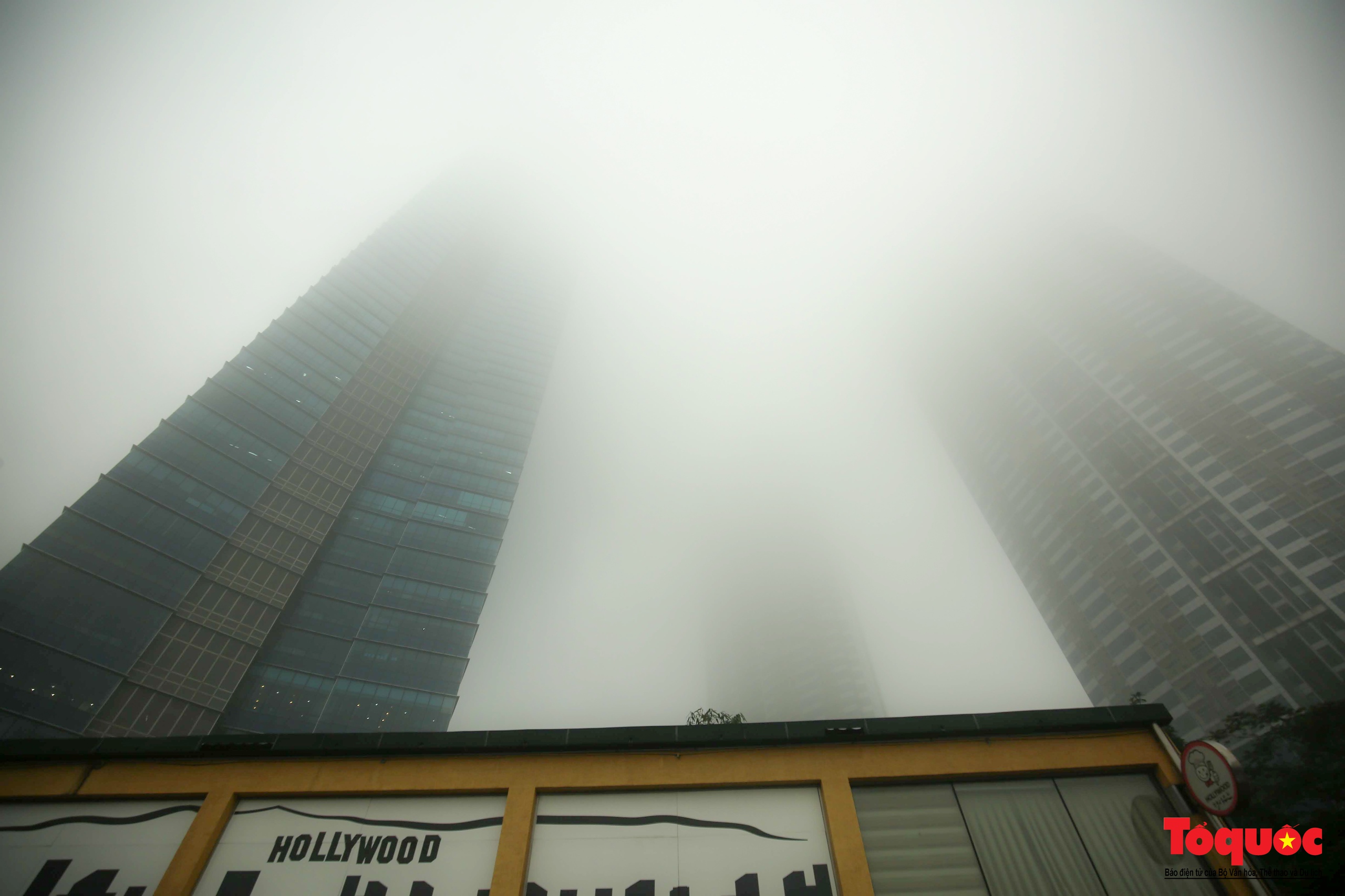 Du khách thích thú với sương mù dày đặc ở Hà Nội - Ảnh 22.