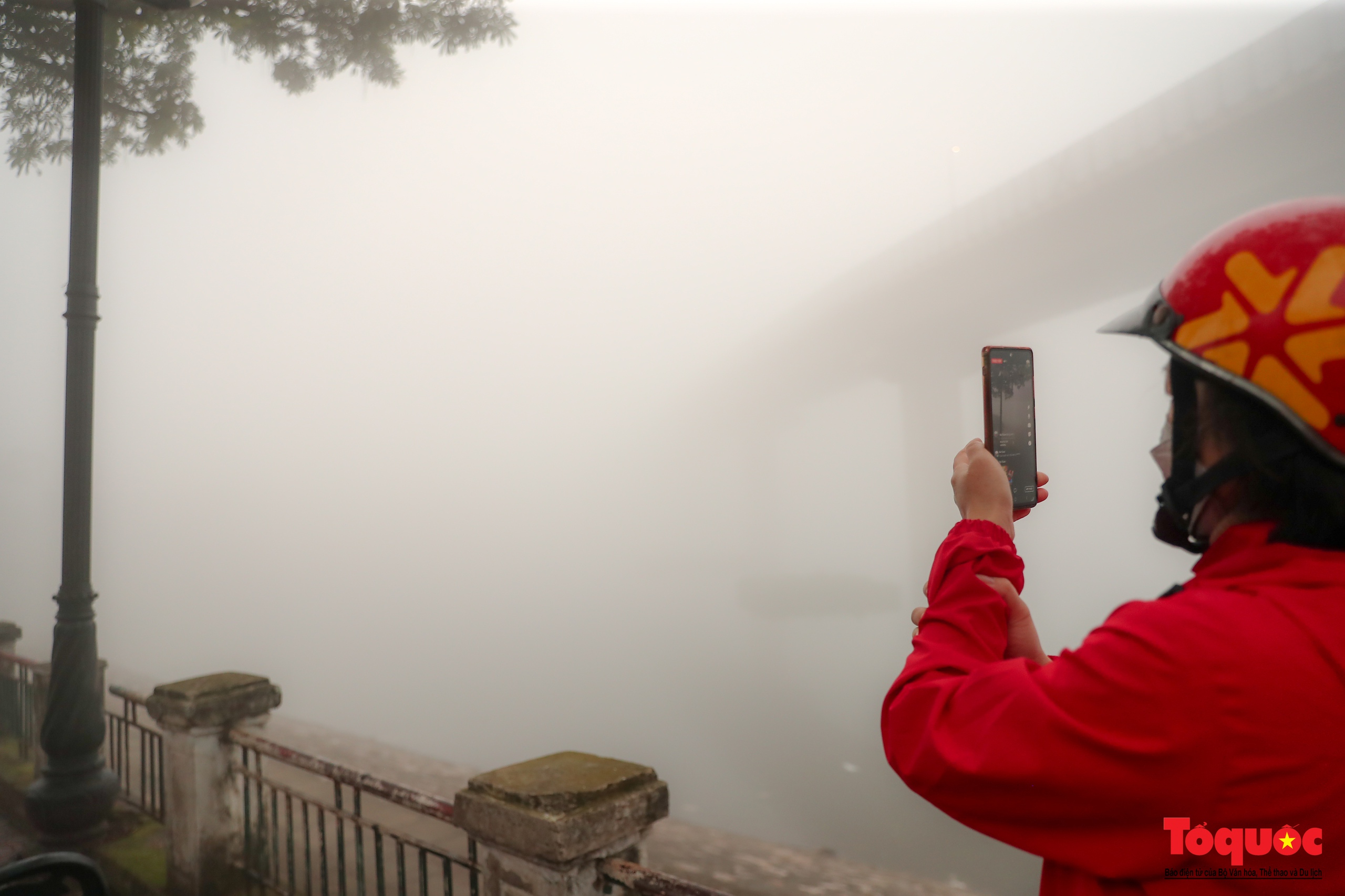 Du khách thích thú với sương mù dày đặc ở Hà Nội - Ảnh 21.