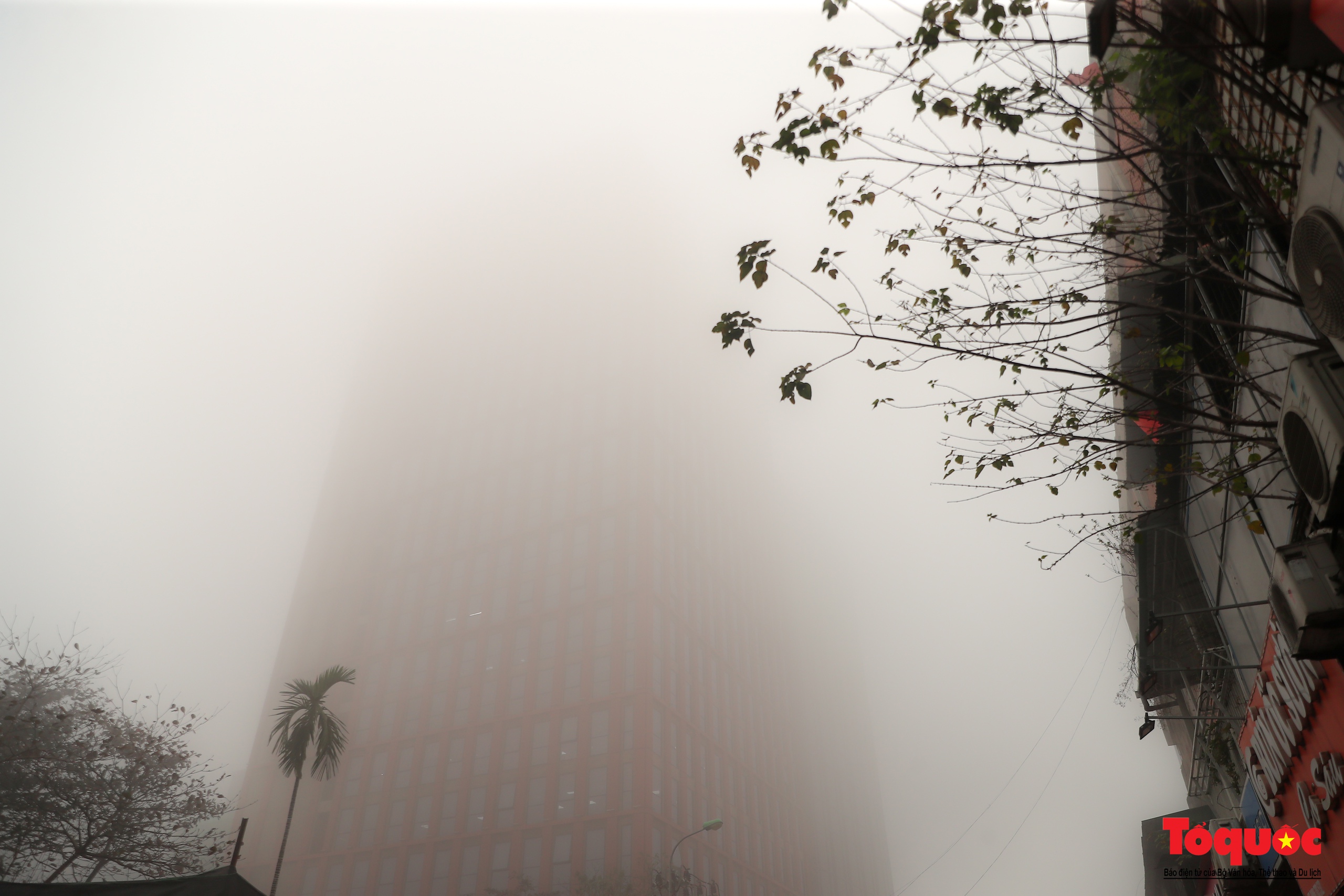 Du khách thích thú với sương mù dày đặc ở Hà Nội - Ảnh 23.