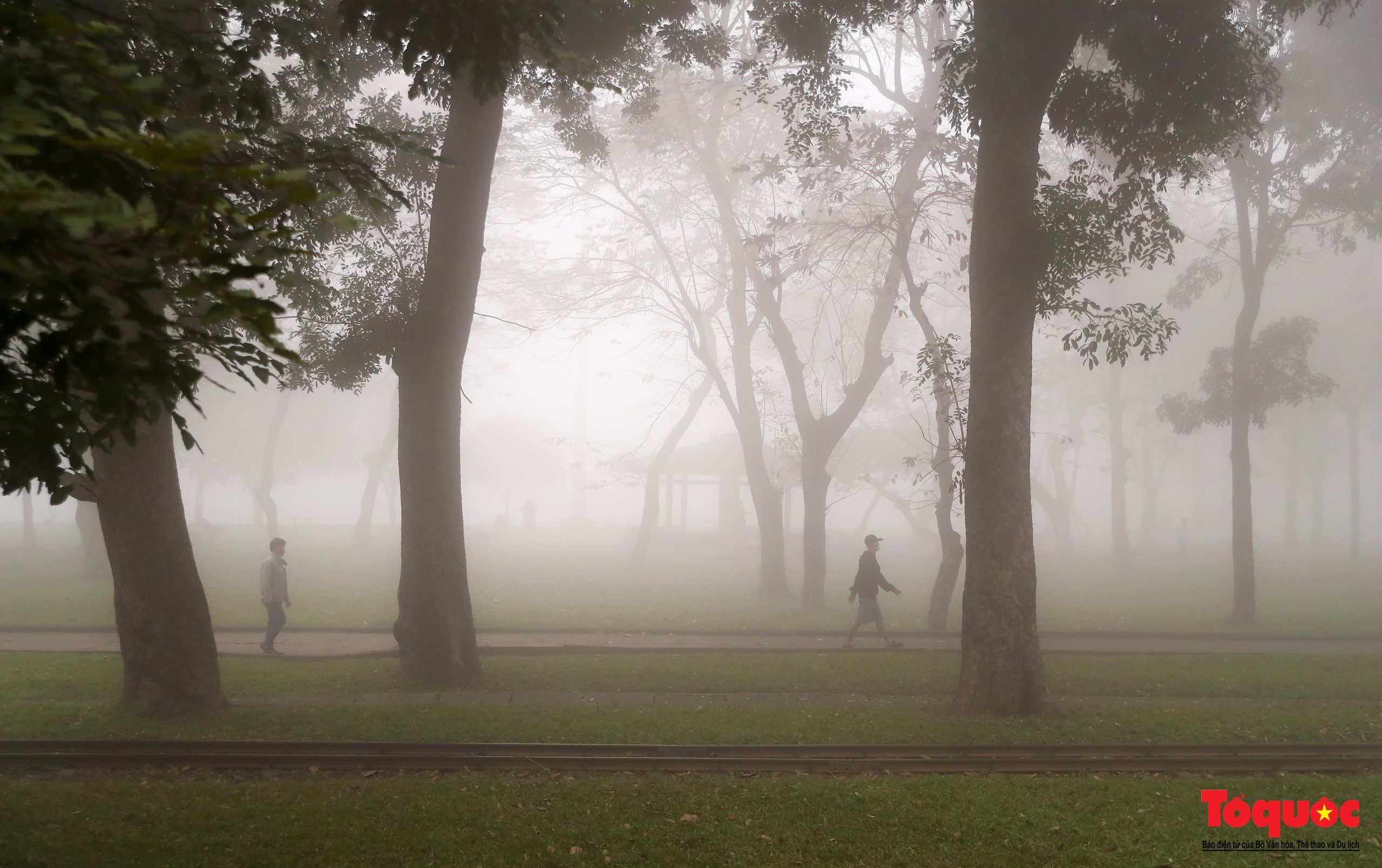 Du khách thích thú với sương mù dày đặc ở Hà Nội - Ảnh 19.
