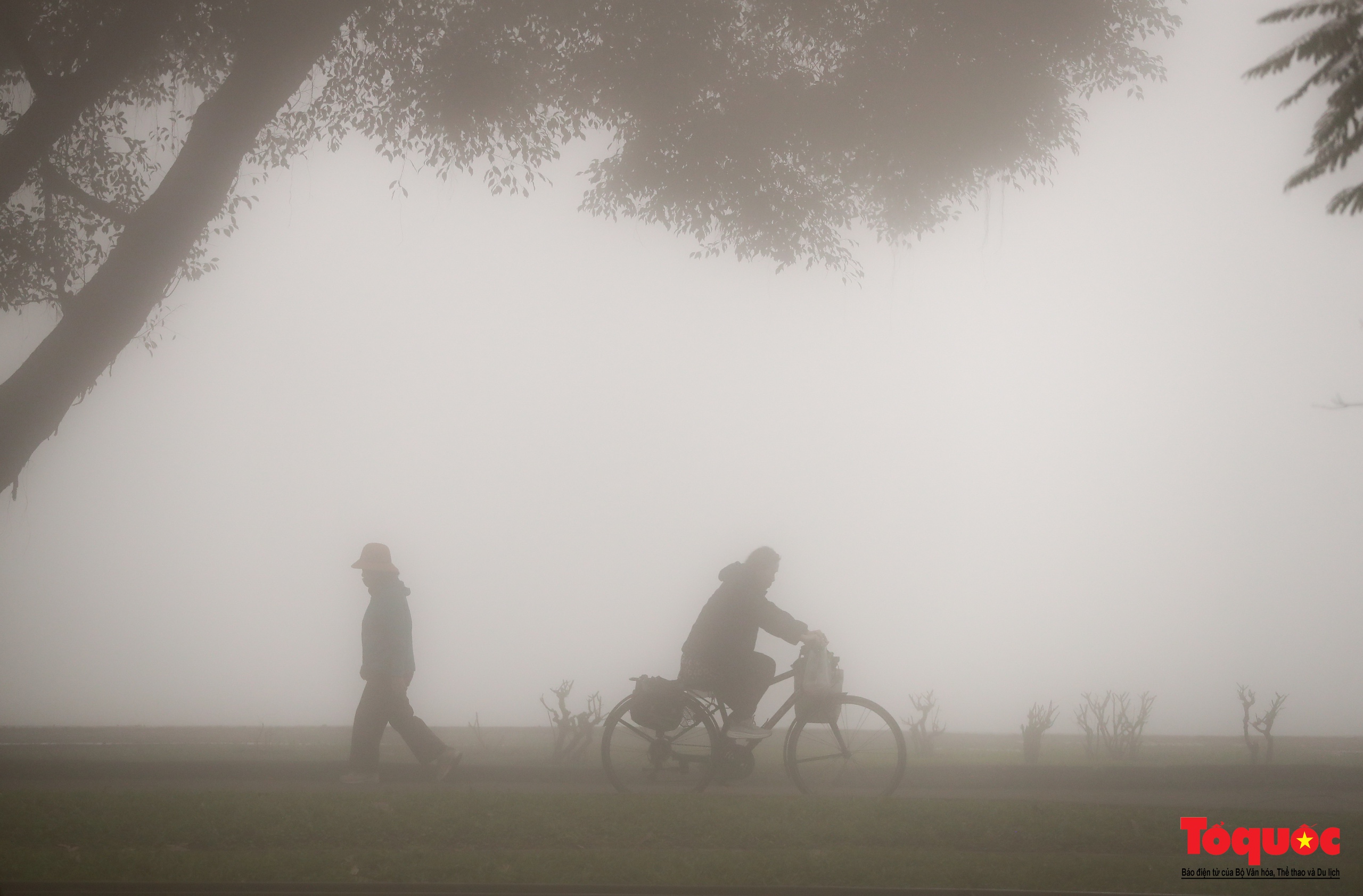 Du khách thích thú với sương mù dày đặc ở Hà Nội - Ảnh 18.