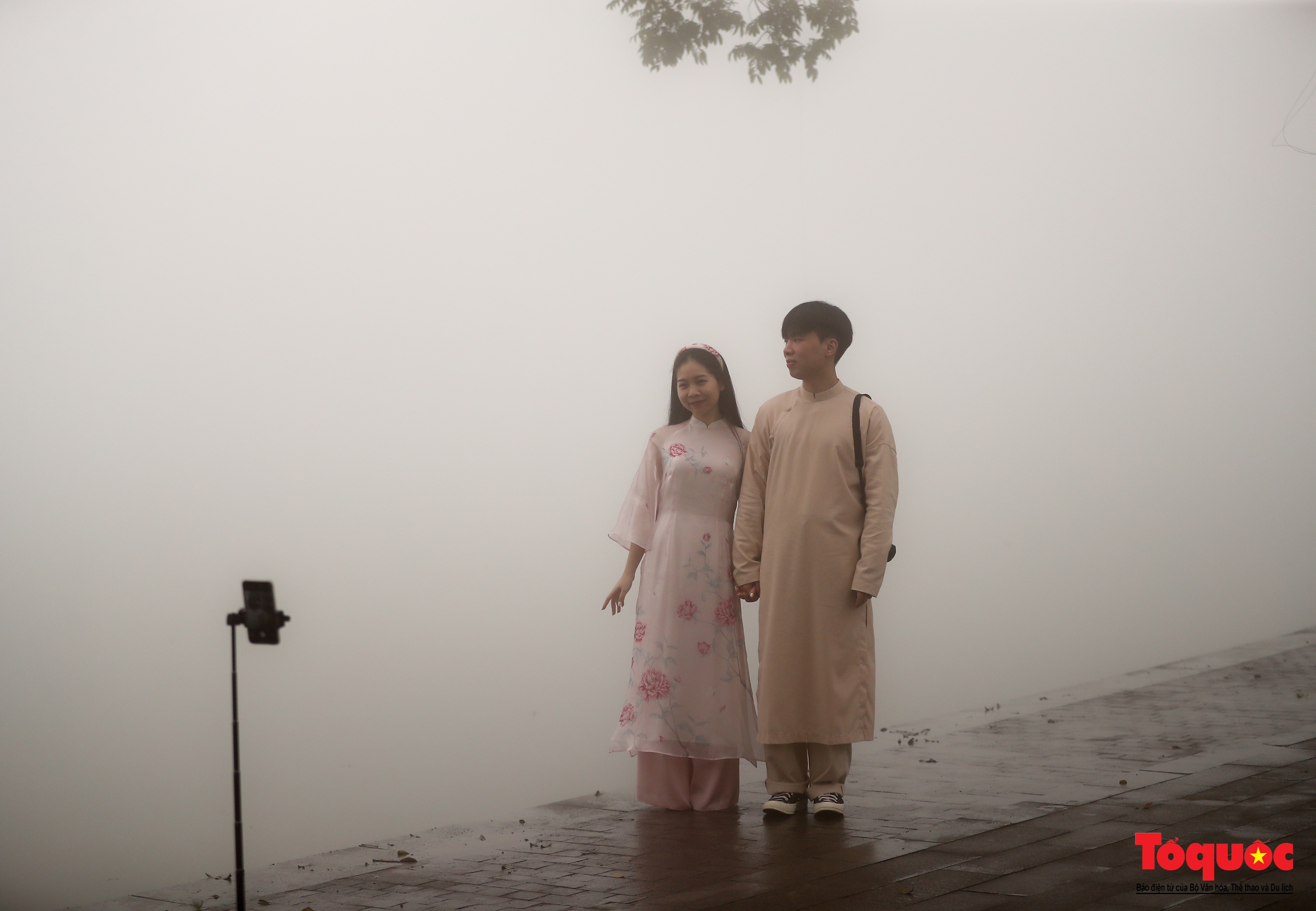 Du khách thích thú với sương mù dày đặc ở Hà Nội - Ảnh 10.