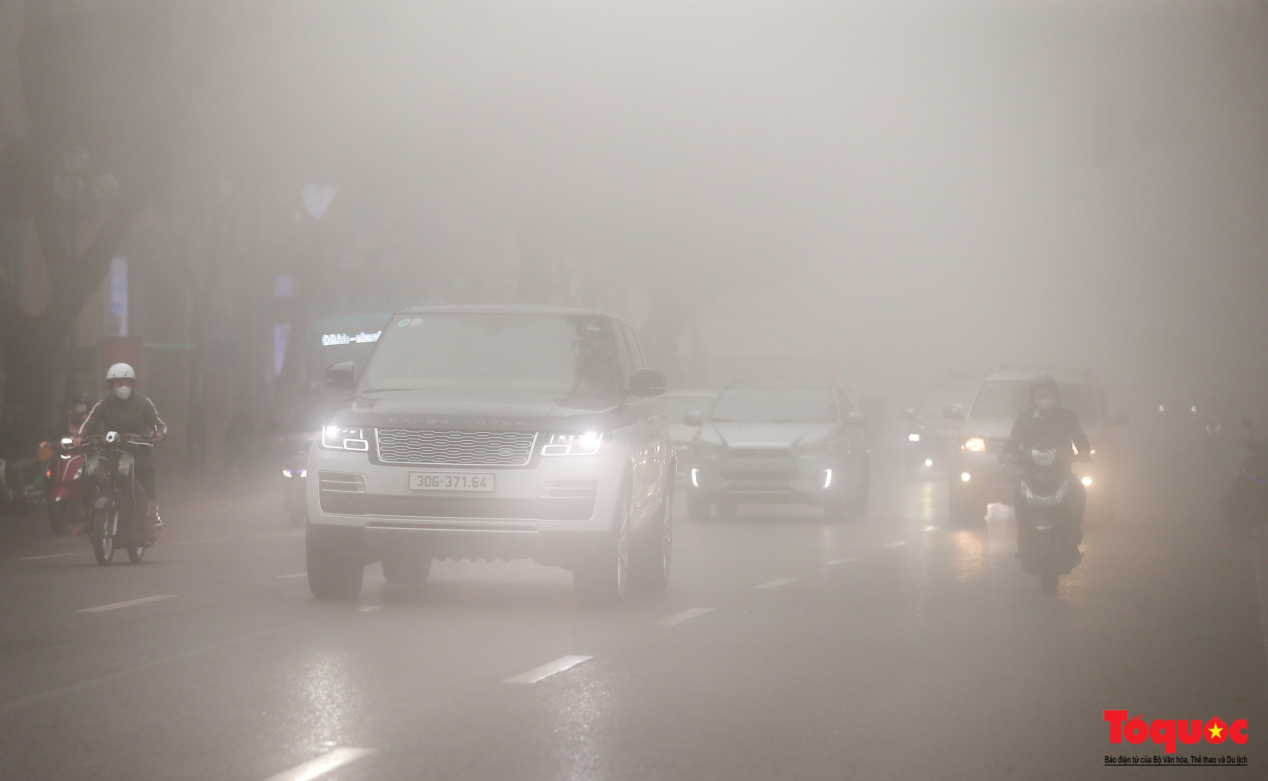 Du khách thích thú với sương mù dày đặc ở Hà Nội - Ảnh 3.