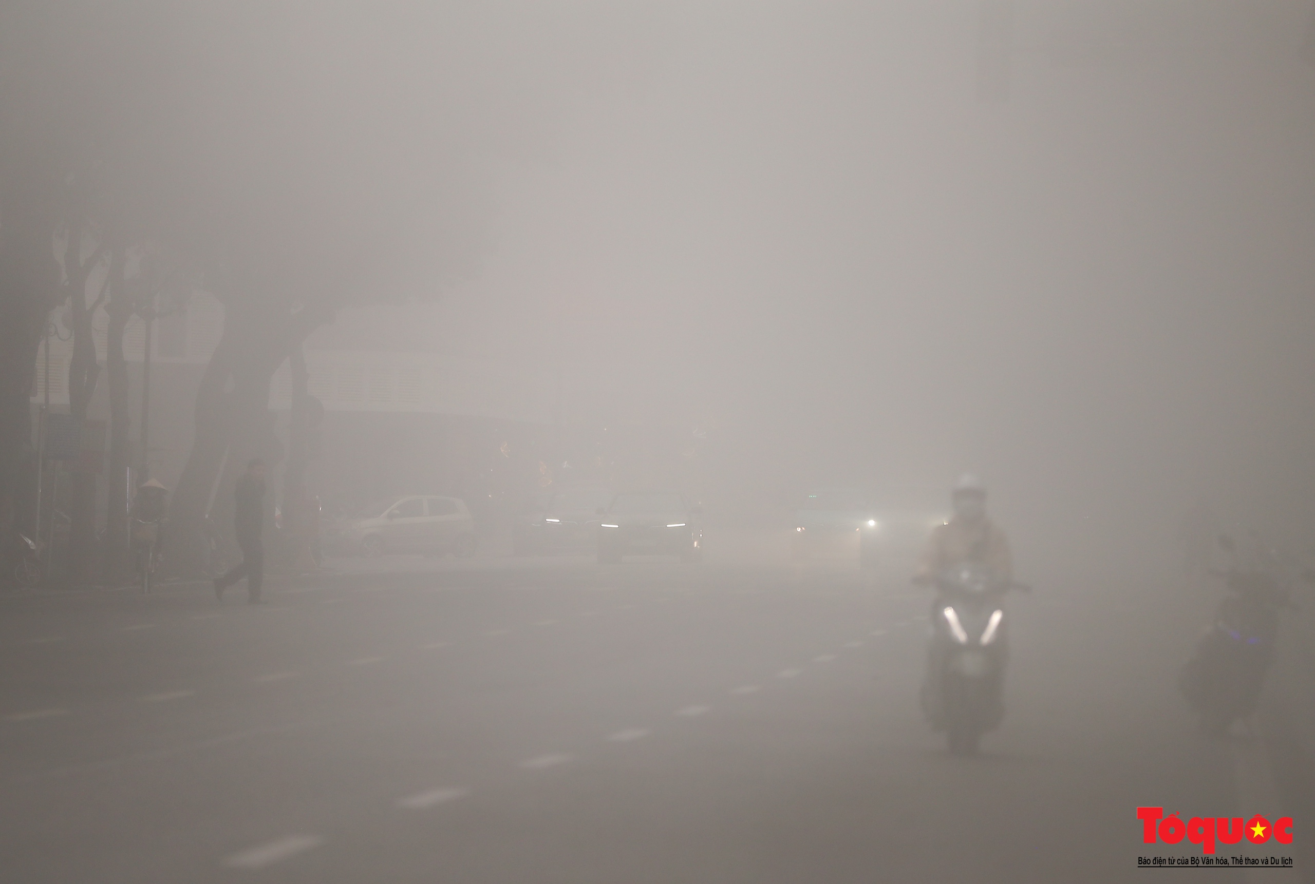 Du khách thích thú với sương mù dày đặc ở Hà Nội - Ảnh 5.