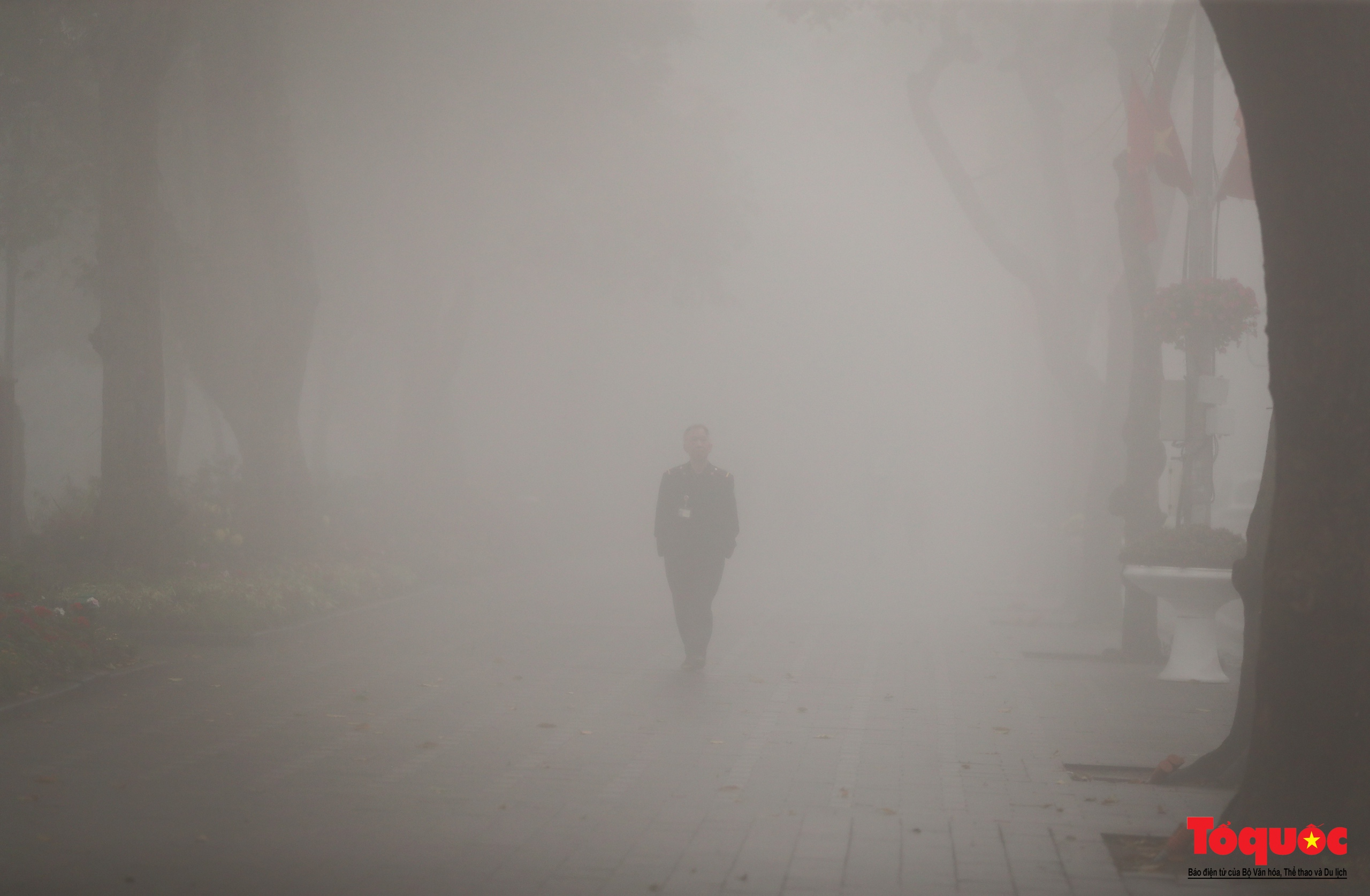 Du khách thích thú với sương mù dày đặc ở Hà Nội - Ảnh 15.