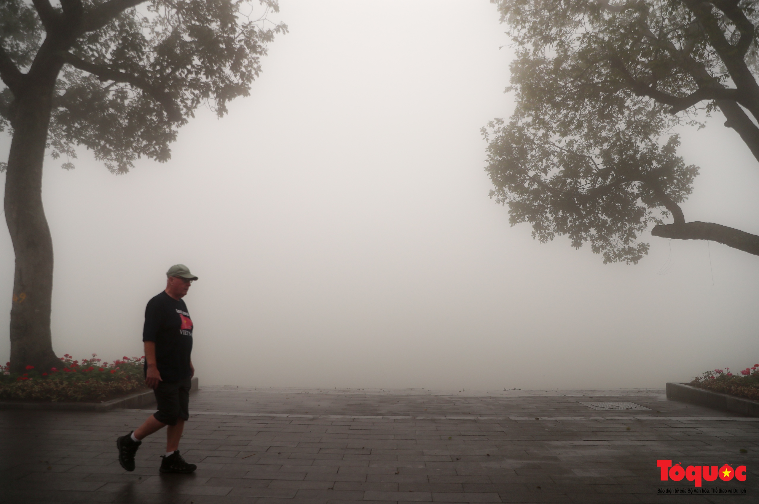 Du khách thích thú với sương mù dày đặc ở Hà Nội - Ảnh 11.