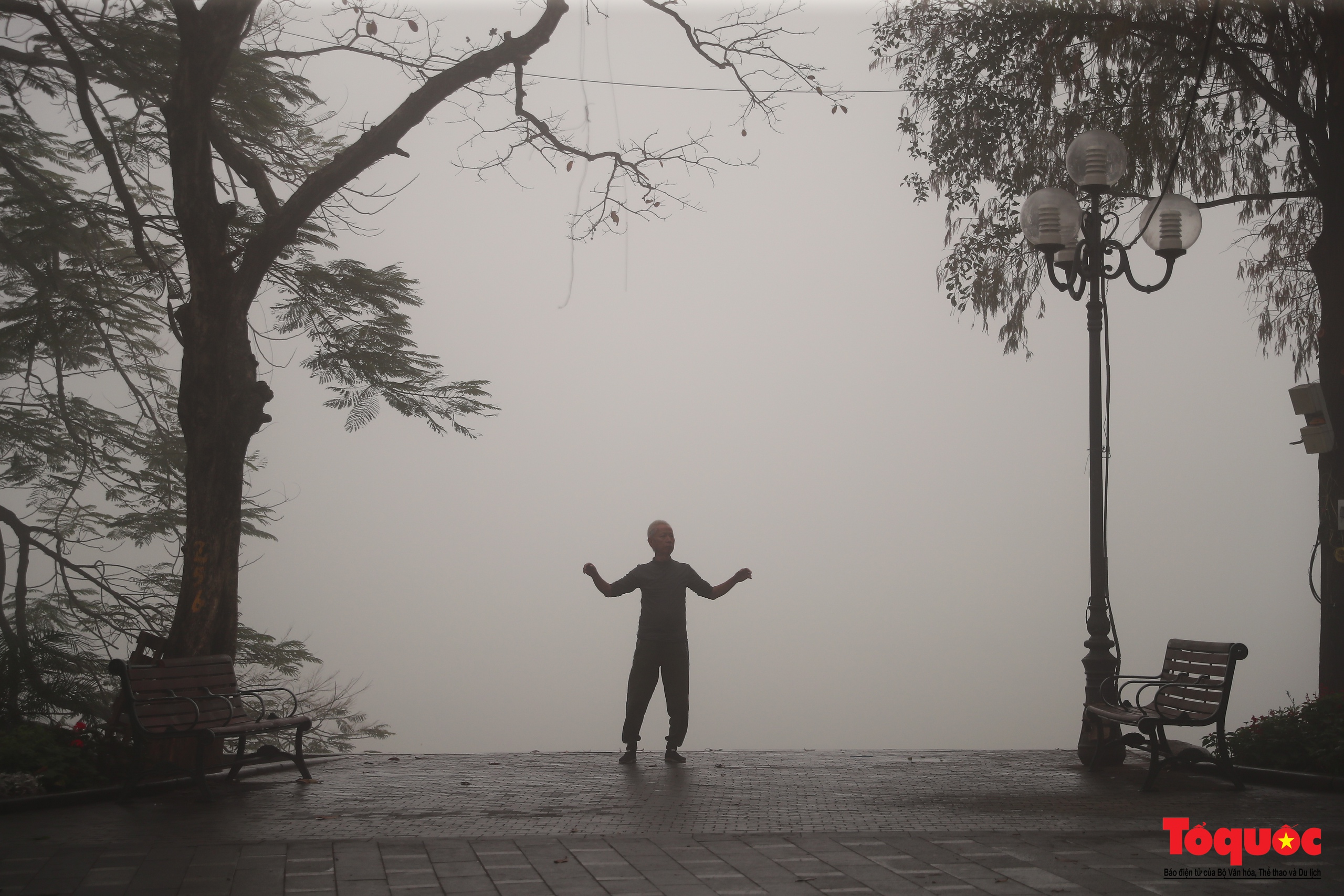 Du khách thích thú với sương mù dày đặc ở Hà Nội - Ảnh 14.