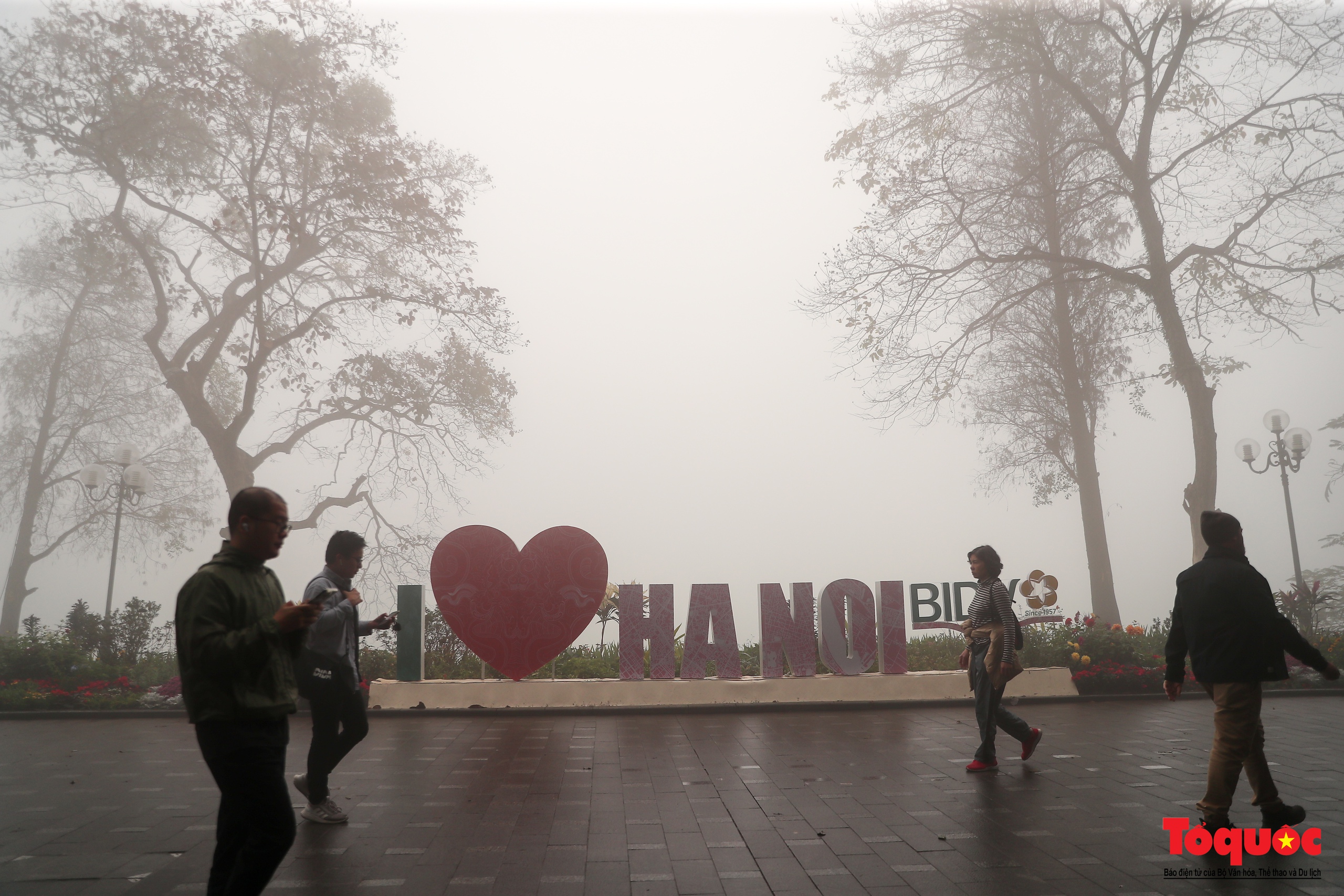Du khách thích thú với sương mù dày đặc ở Hà Nội - Ảnh 1.
