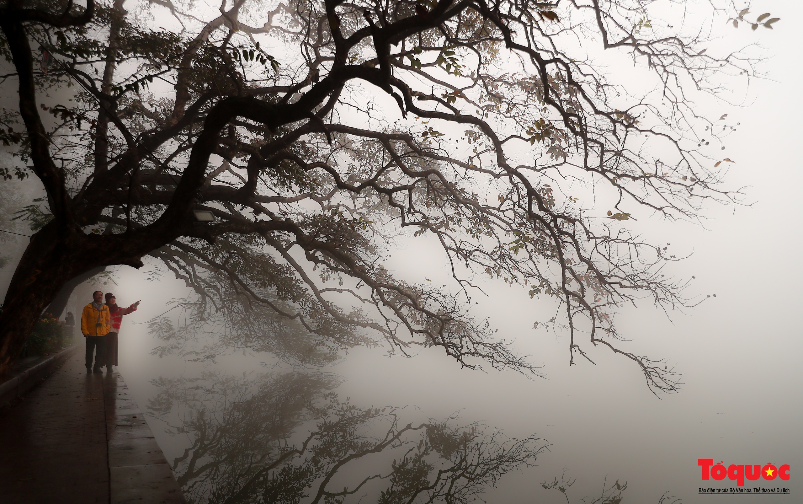 Du khách thích thú với sương mù dày đặc ở Hà Nội - Ảnh 7.