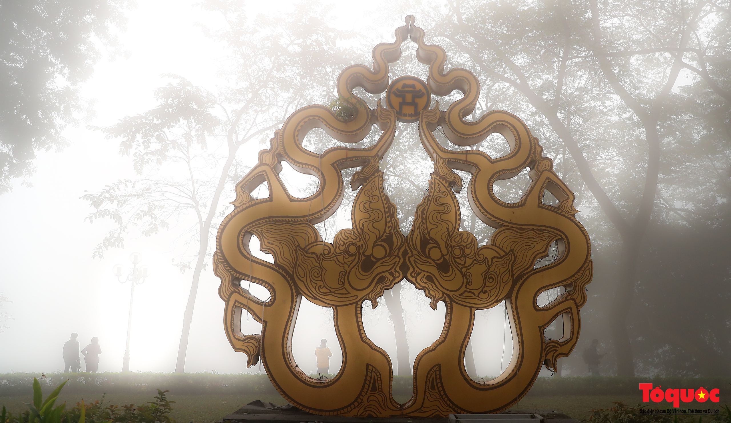 Du khách thích thú với sương mù dày đặc ở Hà Nội - Ảnh 17.