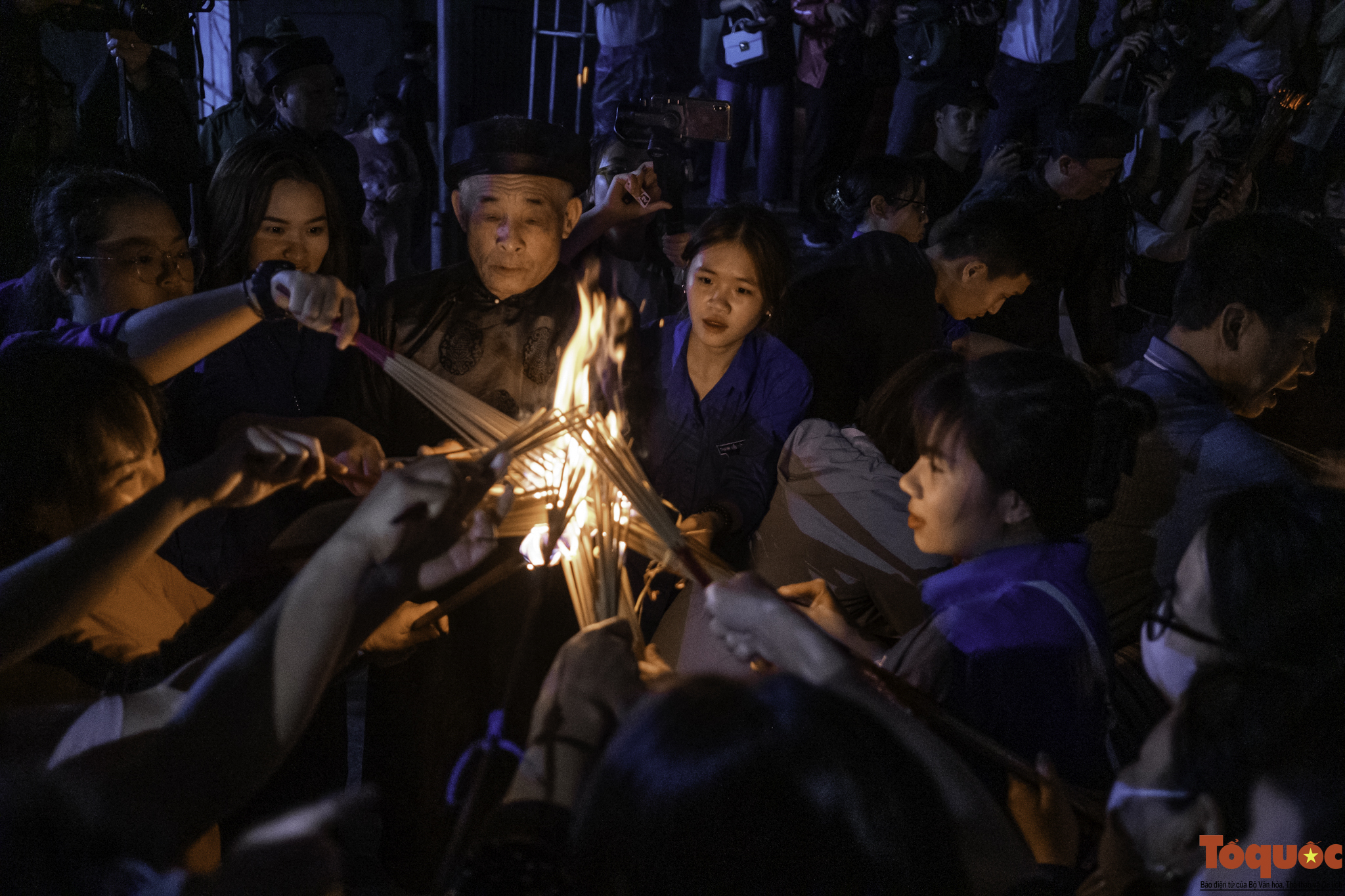 Lễ rước lửa cầu may mắn đầu năm của người dân làng An Định - Ảnh 9.