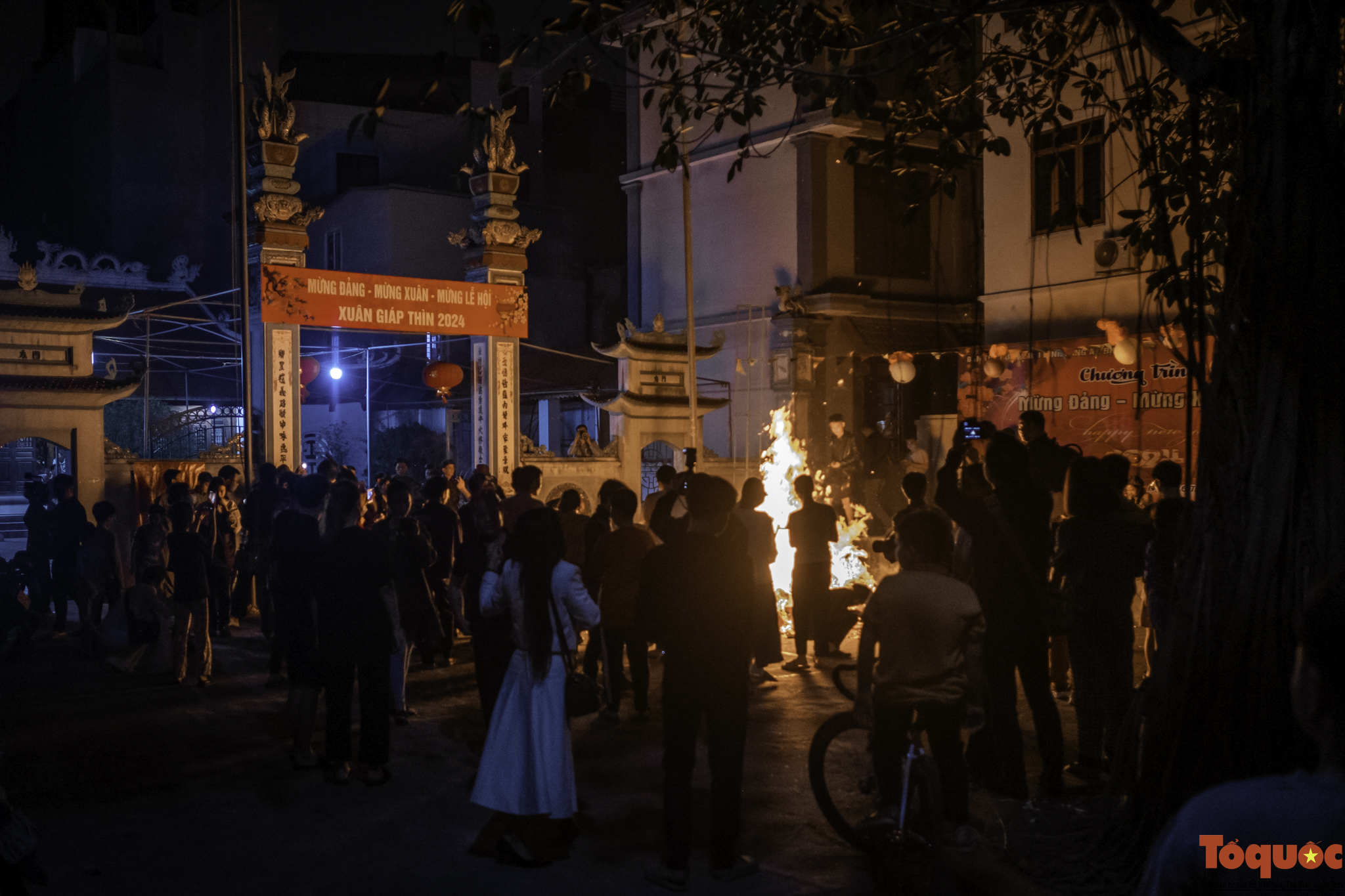 Lễ rước lửa cầu may mắn đầu năm của người dân làng An Định - Ảnh 8.